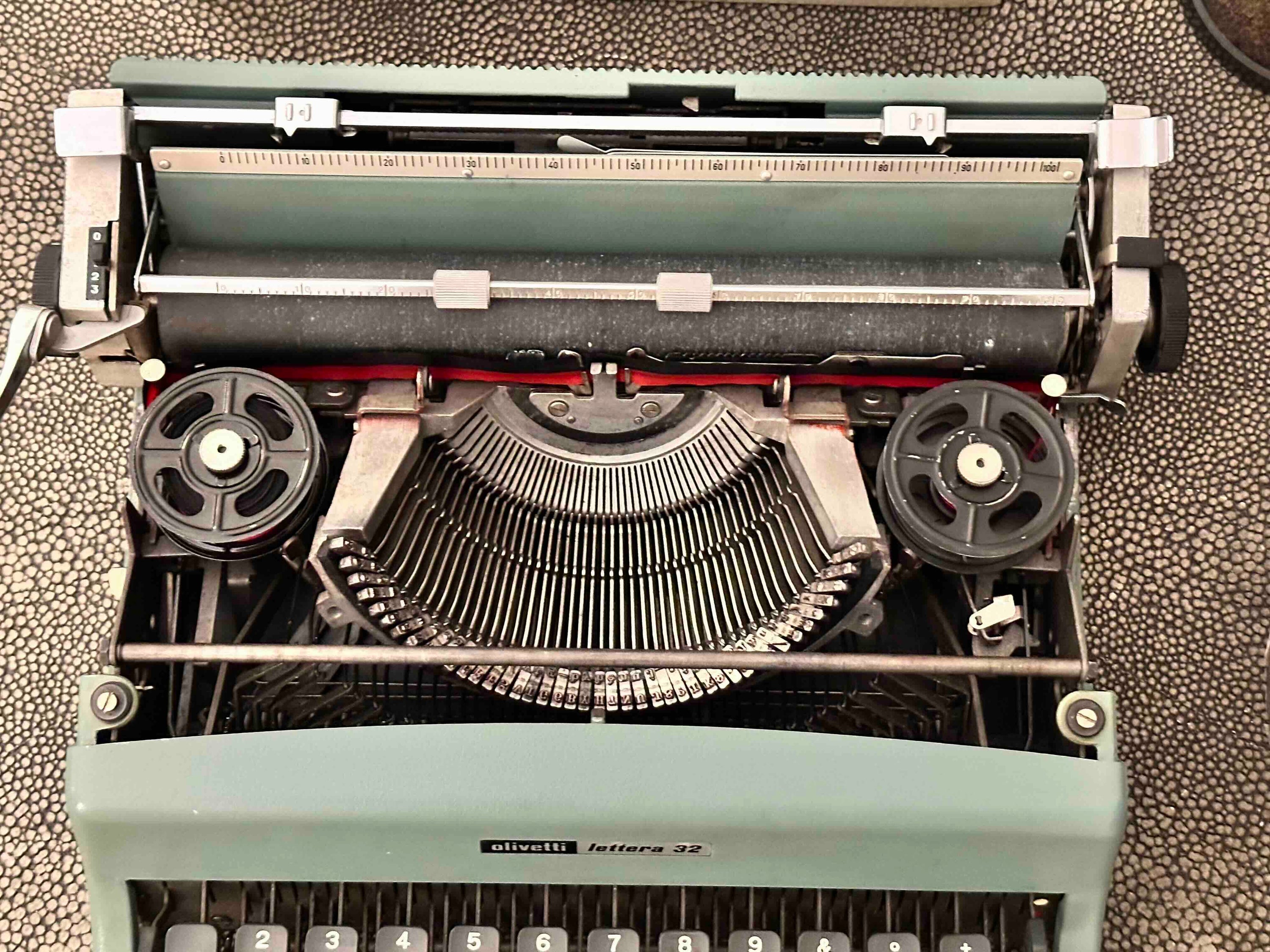 RARE Olivetti Lettera 32 Typewriter with Bodoni Font, Azerty Layout, 1971, Fully Functional