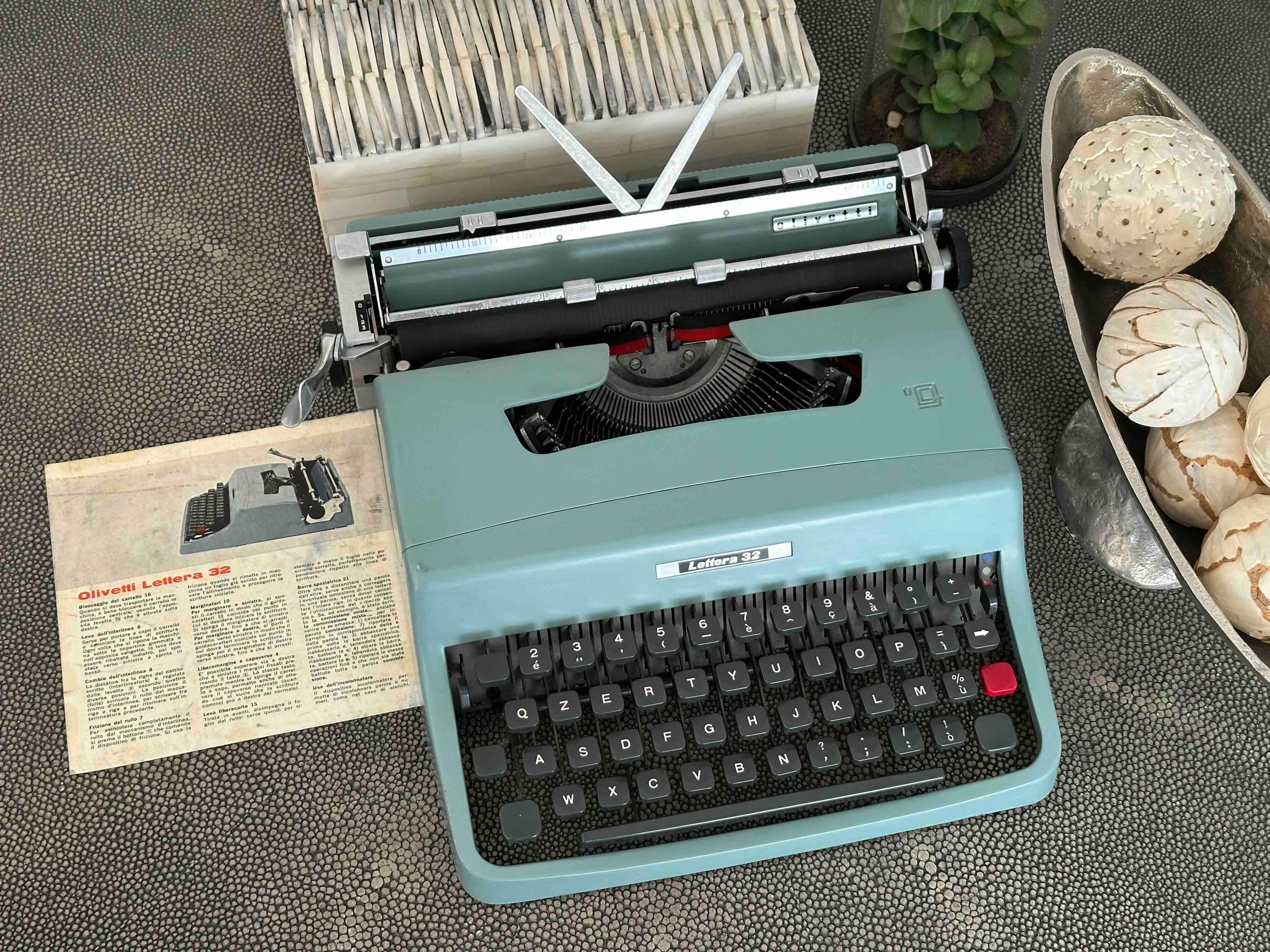 Olivetti Lettera 32 Typewriter with Qzerty Layout, 1964, Made In Ivrea, Italy, Fully Functional