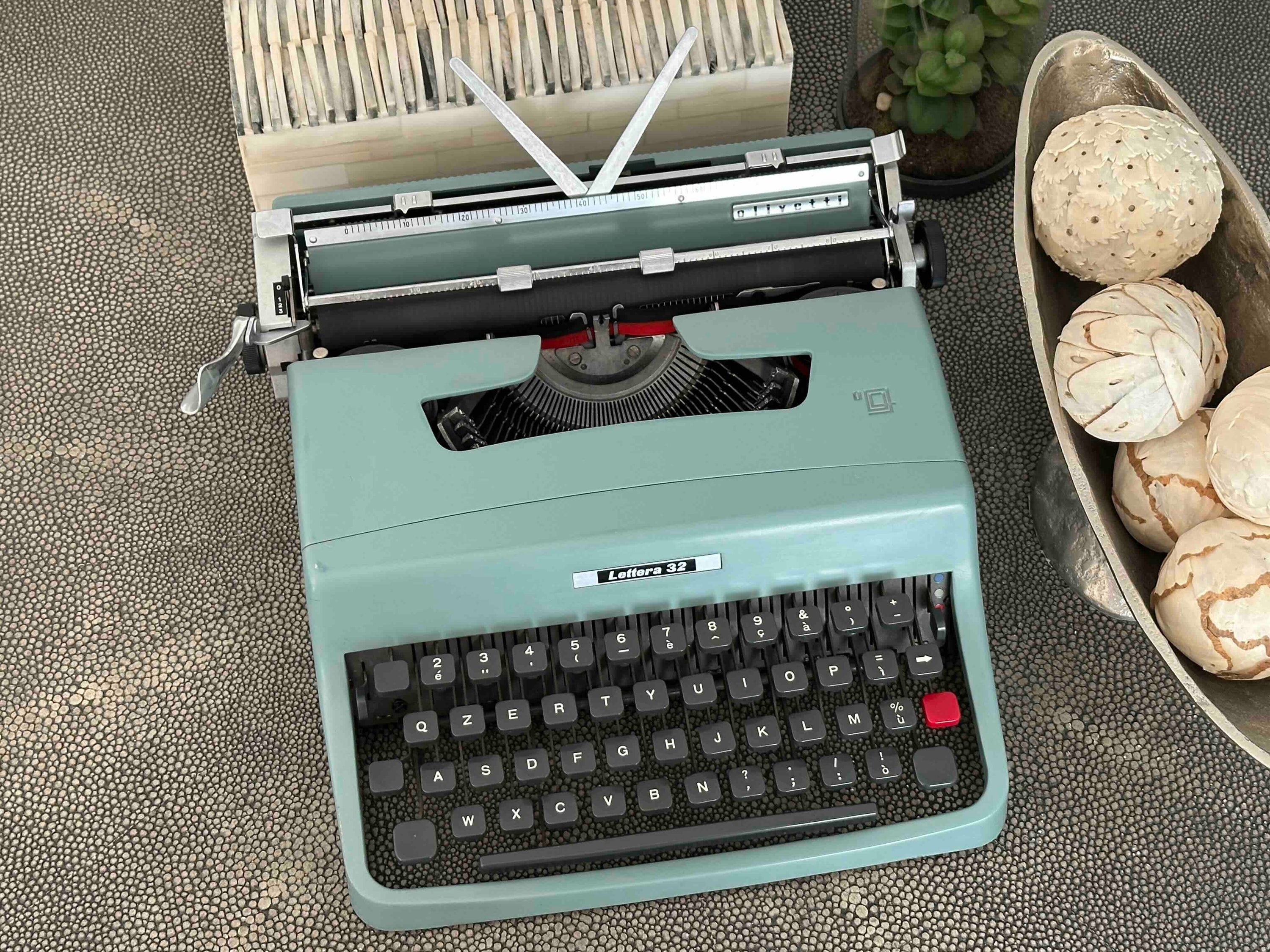 Olivetti Lettera 32 Typewriter with Qzerty Layout, 1964, Made In Ivrea, Italy, Fully Functional