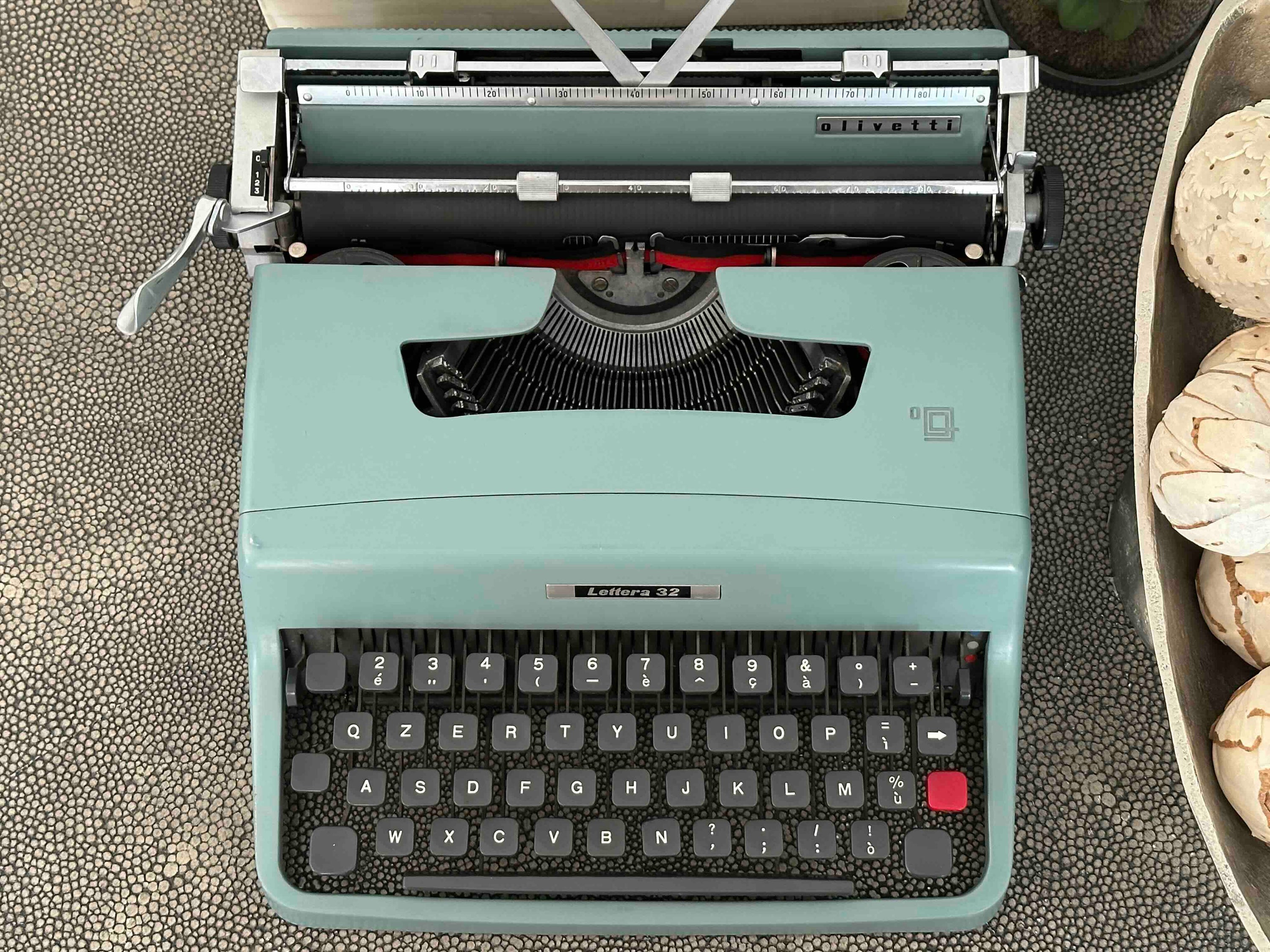 Olivetti Lettera 32 Typewriter with Qzerty Layout, 1964, Made In Ivrea, Italy, Fully Functional