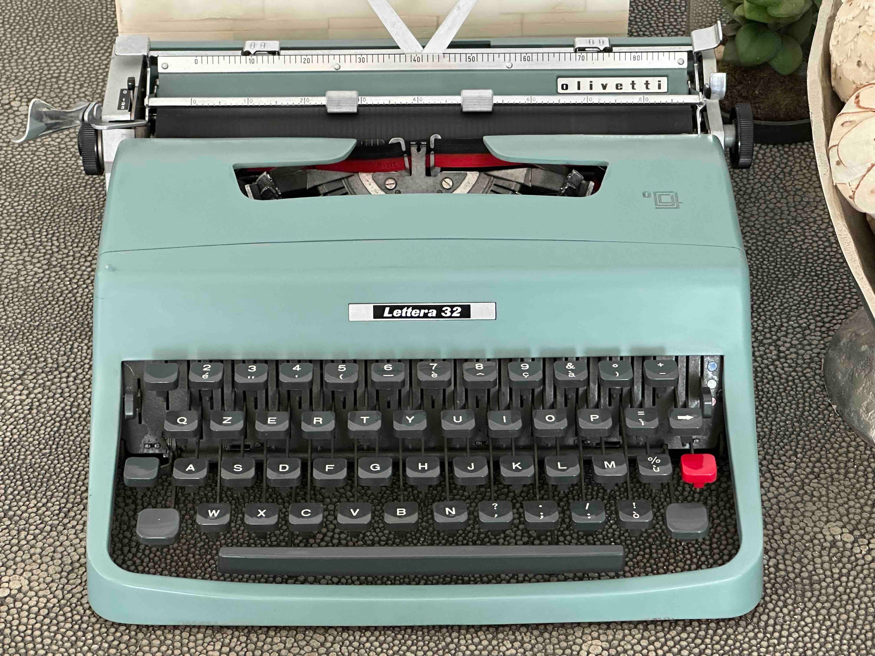 Olivetti Lettera 32 Typewriter with Qzerty Layout, 1964, Made In Ivrea, Italy, Fully Functional