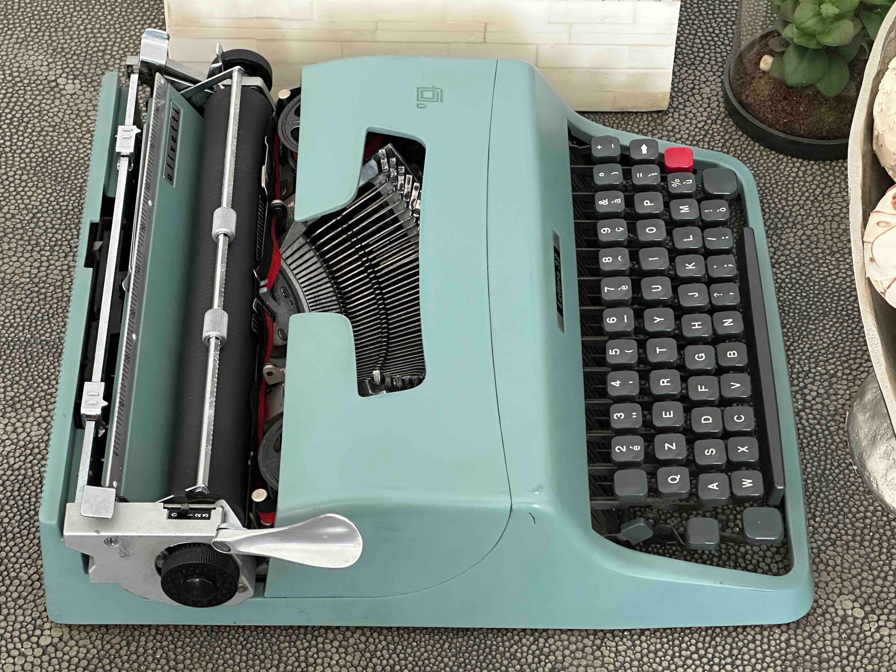 Olivetti Lettera 32 Typewriter with Qzerty Layout, 1964, Made In Ivrea, Italy, Fully Functional