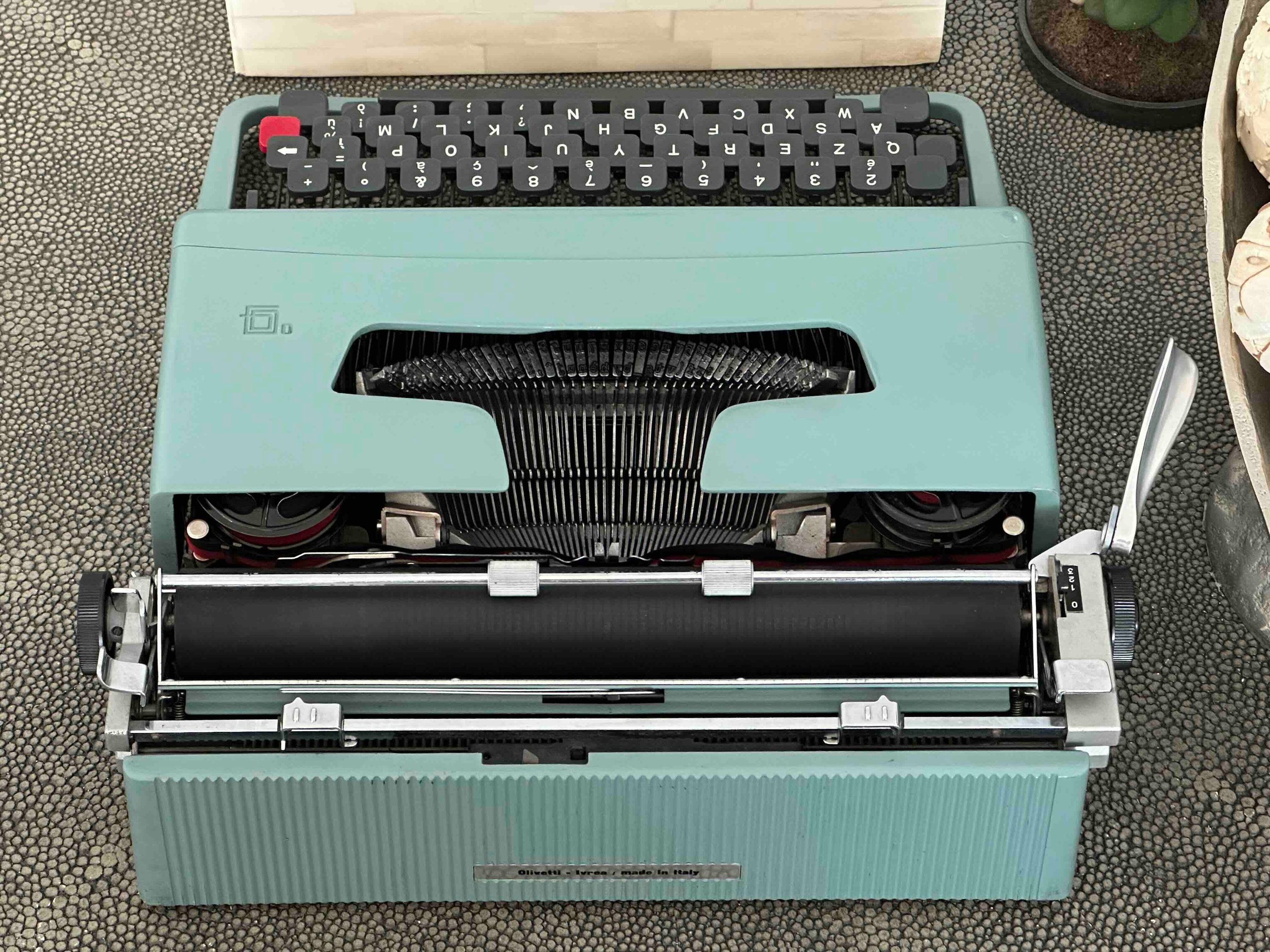 Olivetti Lettera 32 Typewriter with Qzerty Layout, 1964, Made In Ivrea, Italy, Fully Functional