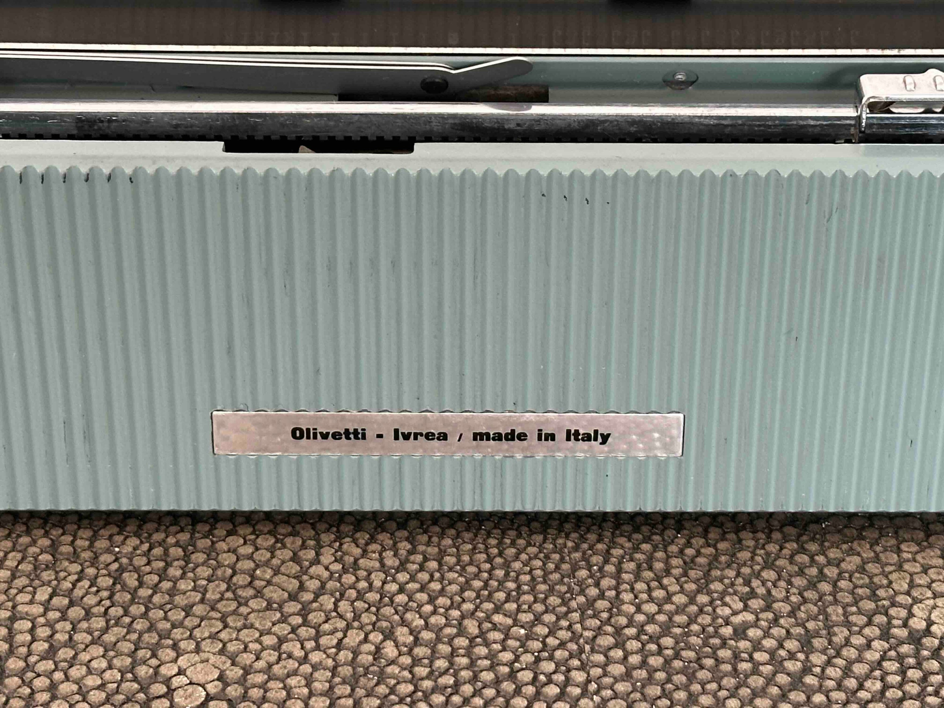 Olivetti Lettera 32 Typewriter with Qzerty Layout, 1964, Made In Ivrea, Italy, Fully Functional