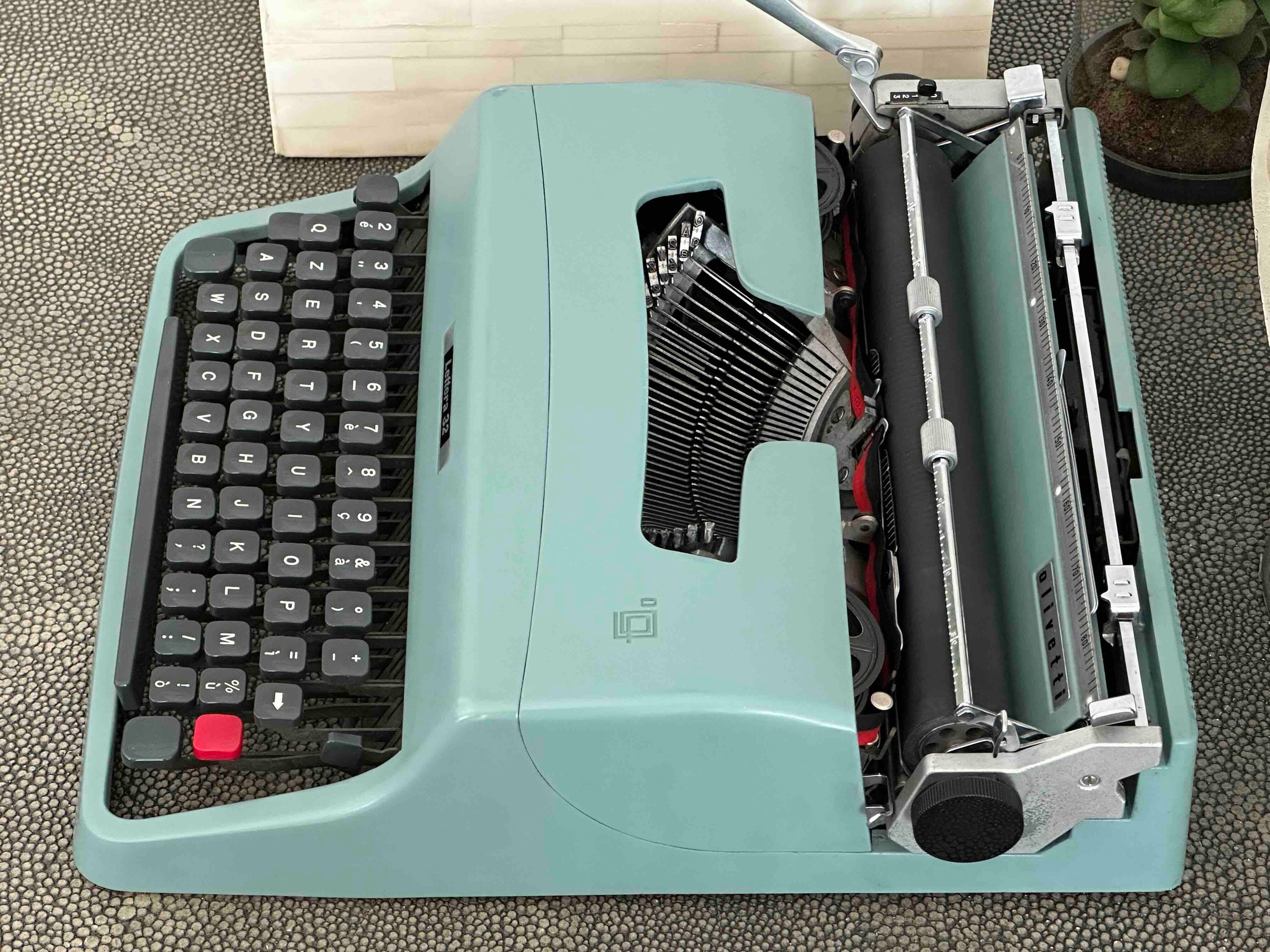 Olivetti Lettera 32 Typewriter with Qzerty Layout, 1964, Made In Ivrea, Italy, Fully Functional