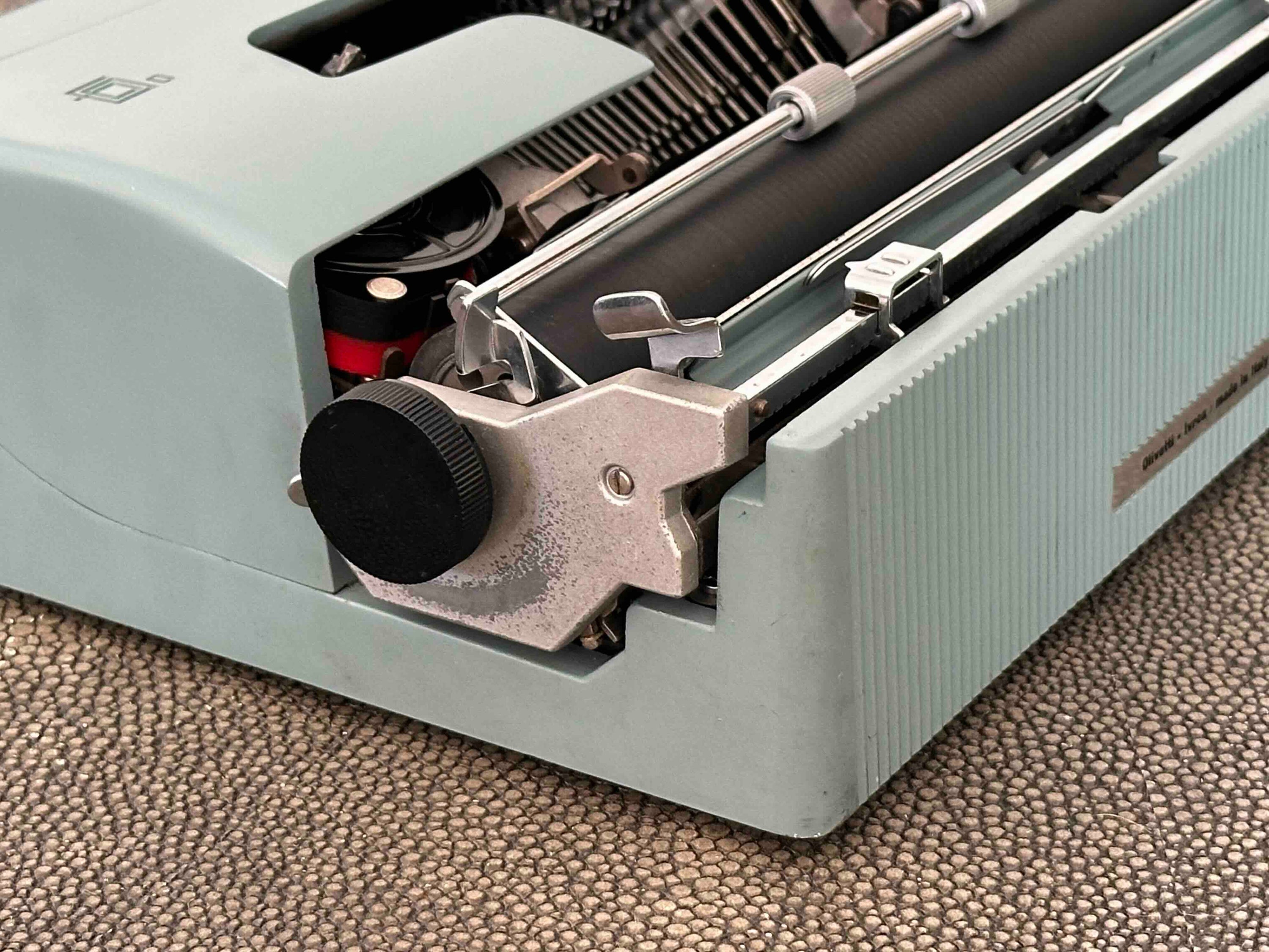 Olivetti Lettera 32 Typewriter with Qzerty Layout, 1964, Made In Ivrea, Italy, Fully Functional