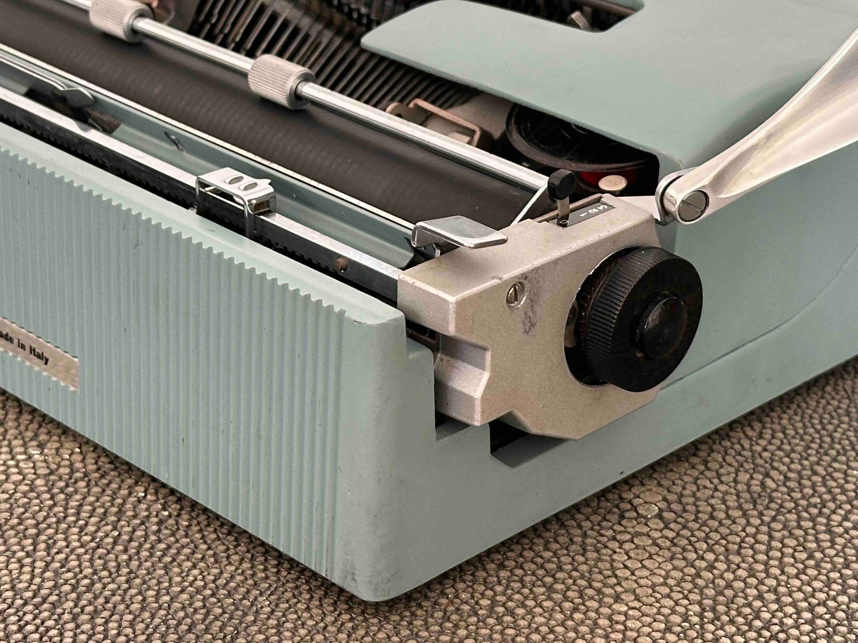 Olivetti Lettera 32 Typewriter with Qzerty Layout, 1964, Made In Ivrea, Italy, Fully Functional