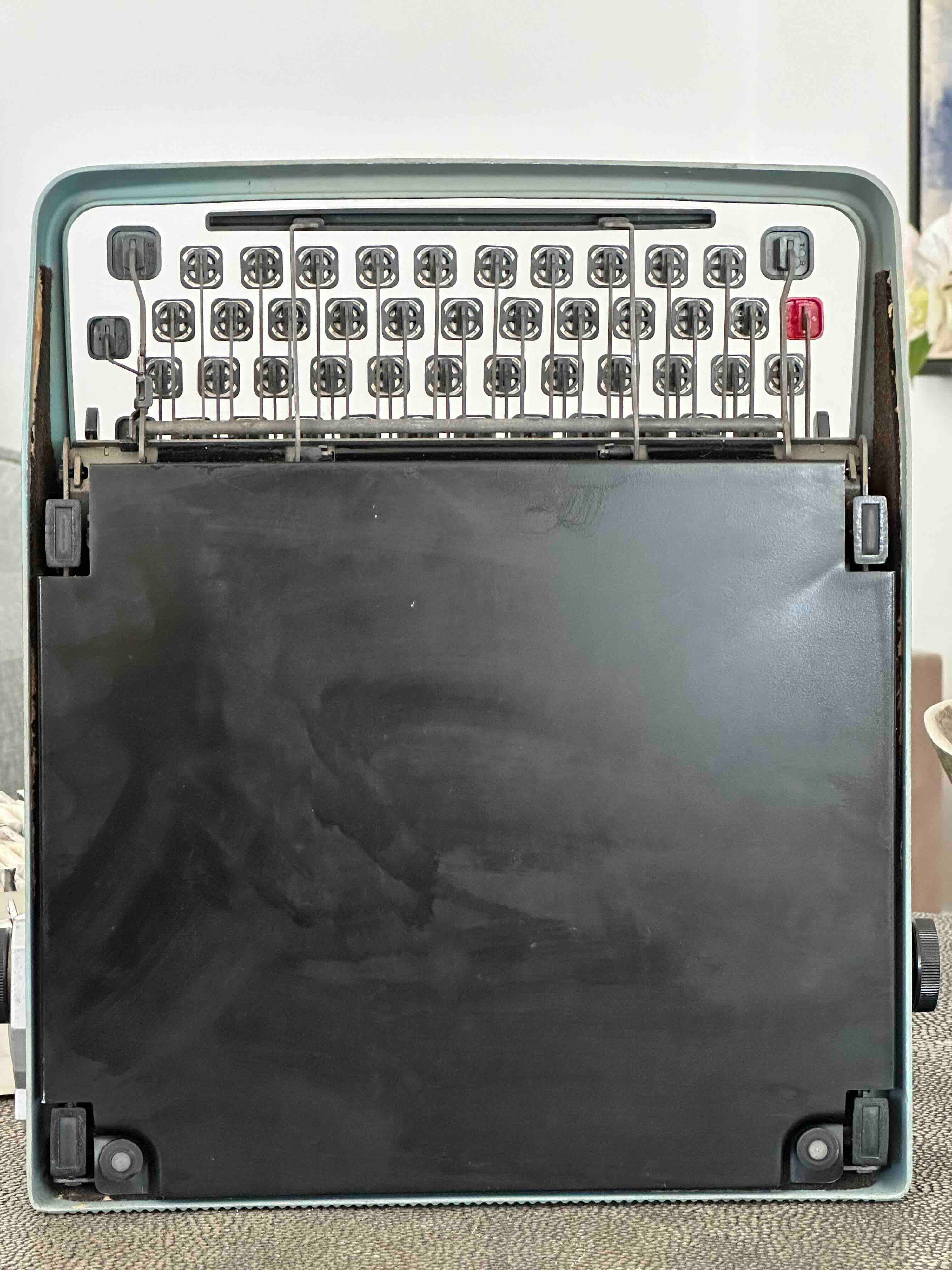 Olivetti Lettera 32 Typewriter with Qzerty Layout, 1964, Made In Ivrea, Italy, Fully Functional