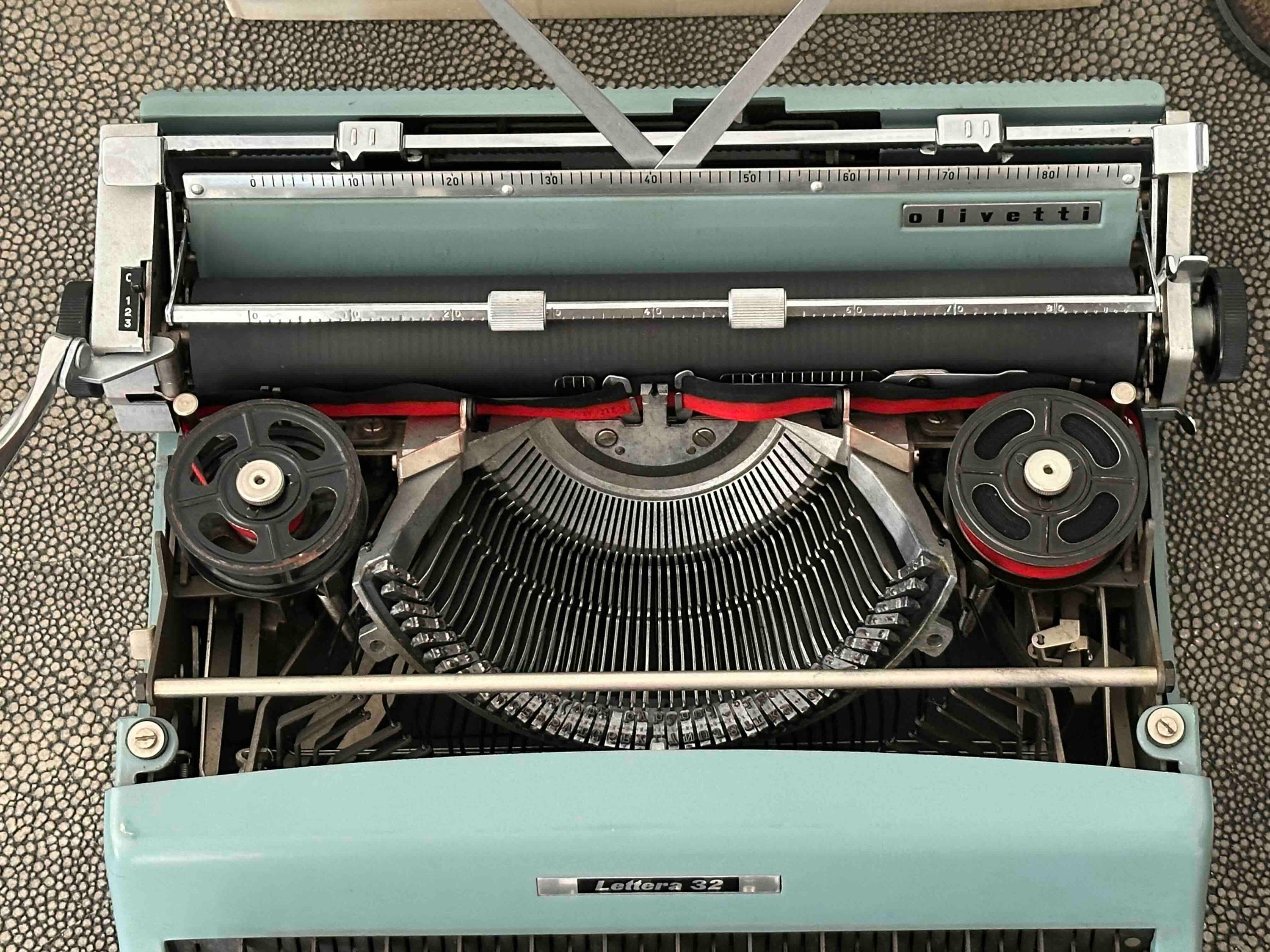 Olivetti Lettera 32 Typewriter with Qzerty Layout, 1964, Made In Ivrea, Italy, Fully Functional