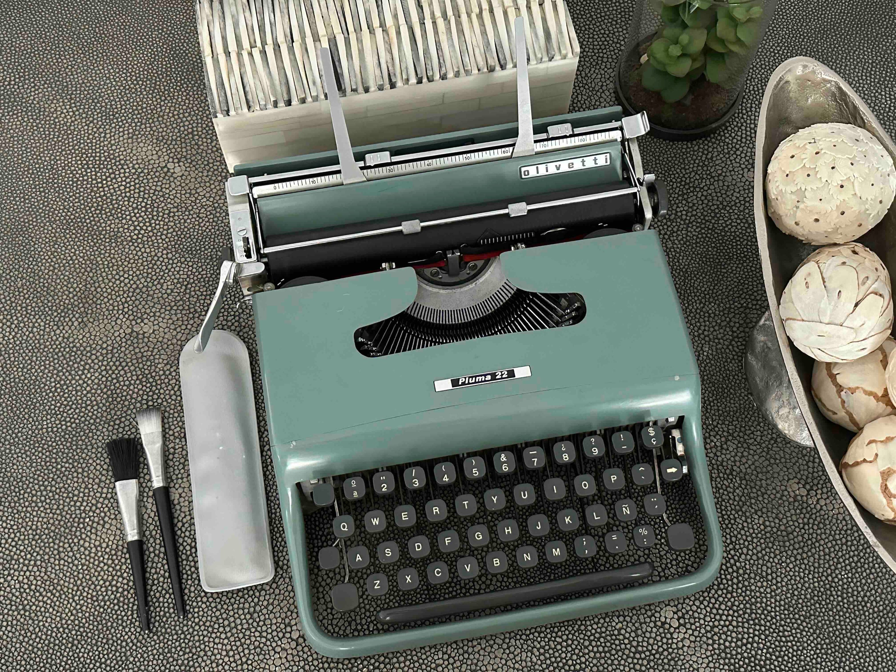 Olivetti Pluma 22 / Lettera 22 Typewriter with Qwerty Layout in Blue, 1960s, Fully Functional