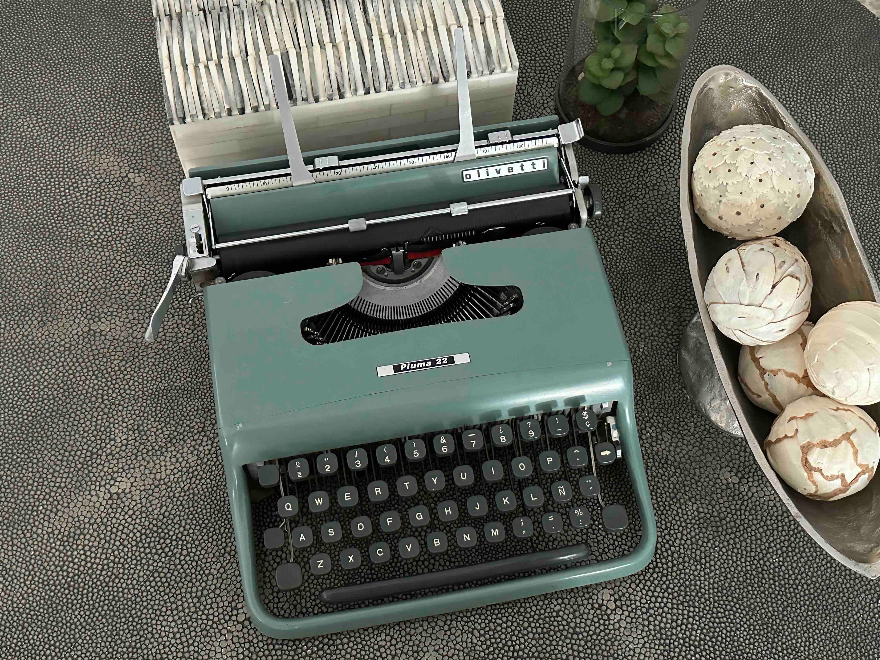 Olivetti Pluma 22 / Lettera 22 Typewriter with Qwerty Layout in Blue, 1960s, Fully Functional