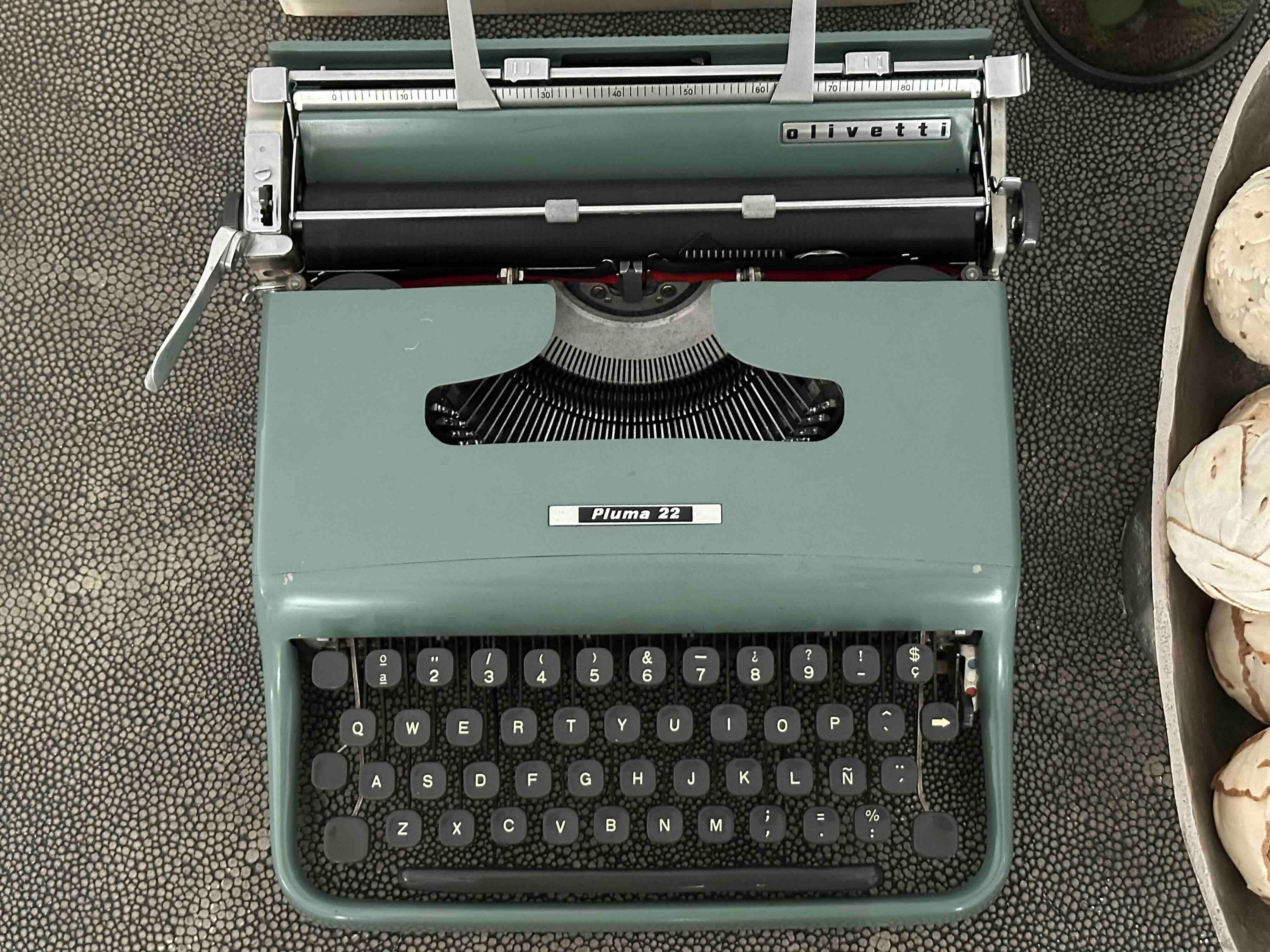Olivetti Pluma 22 / Lettera 22 Typewriter with Qwerty Layout in Blue, 1960s, Fully Functional
