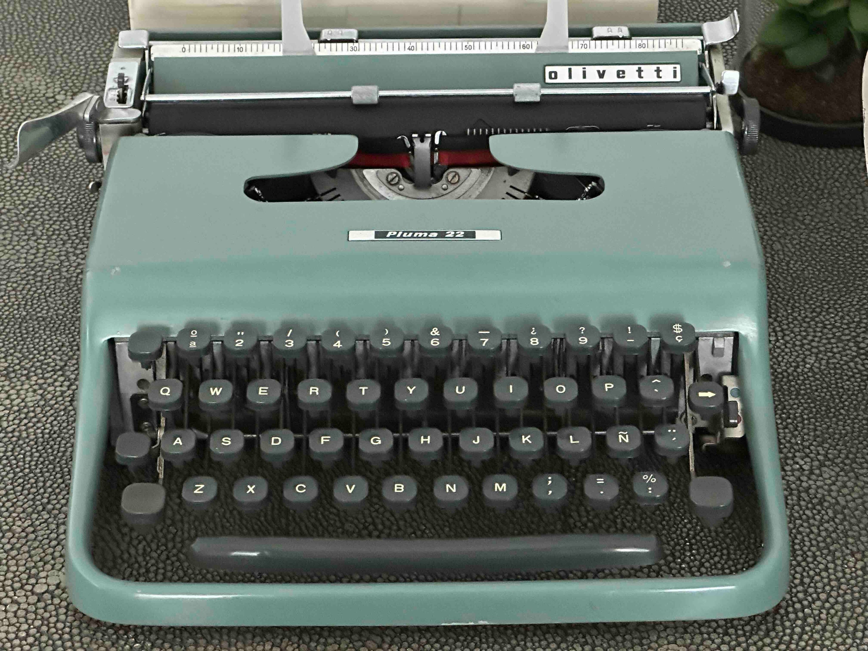 Olivetti Pluma 22 / Lettera 22 Typewriter with Qwerty Layout in Blue, 1960s, Fully Functional