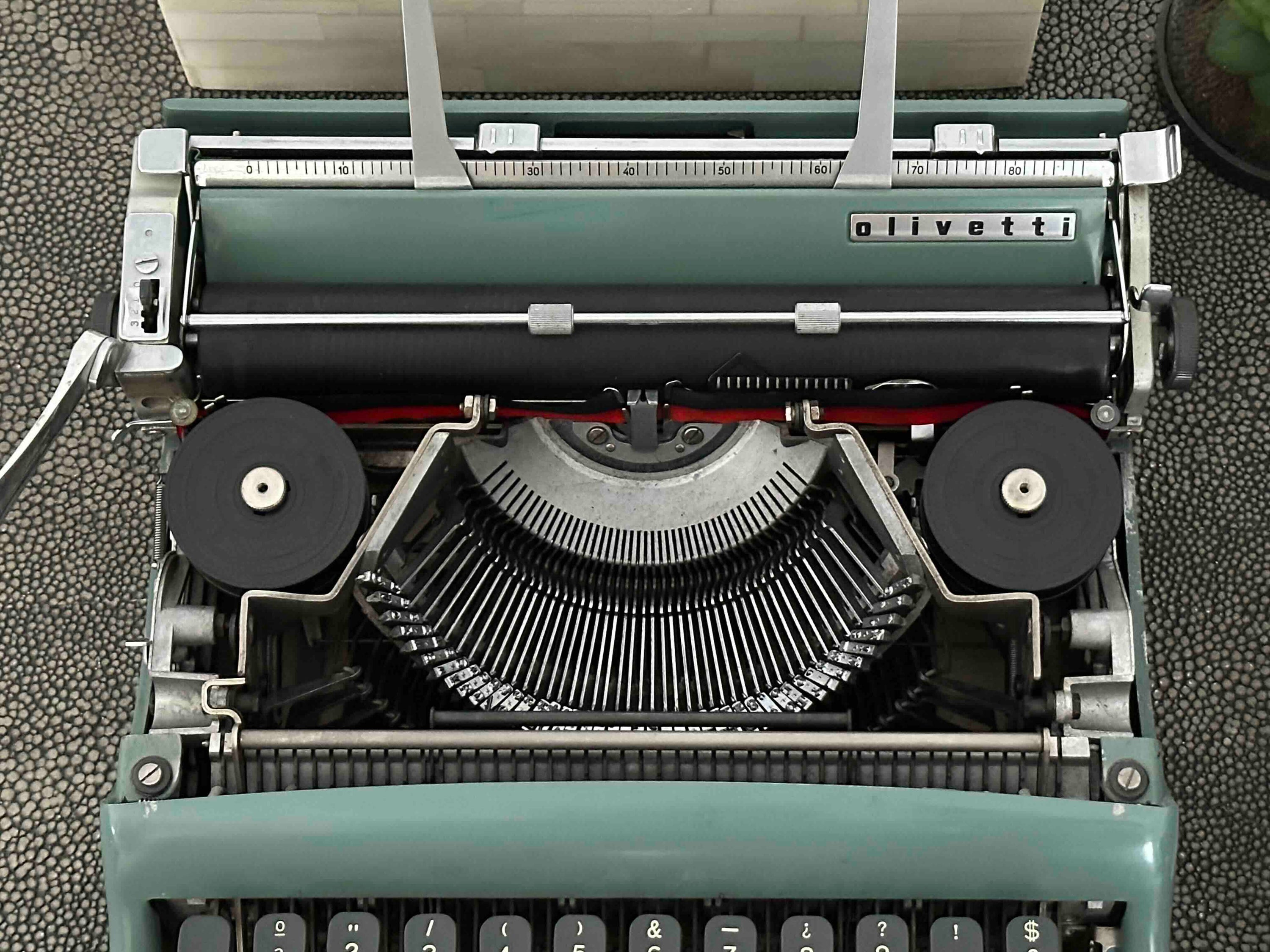 Olivetti Pluma 22 / Lettera 22 Typewriter with Qwerty Layout in Blue, 1960s, Fully Functional