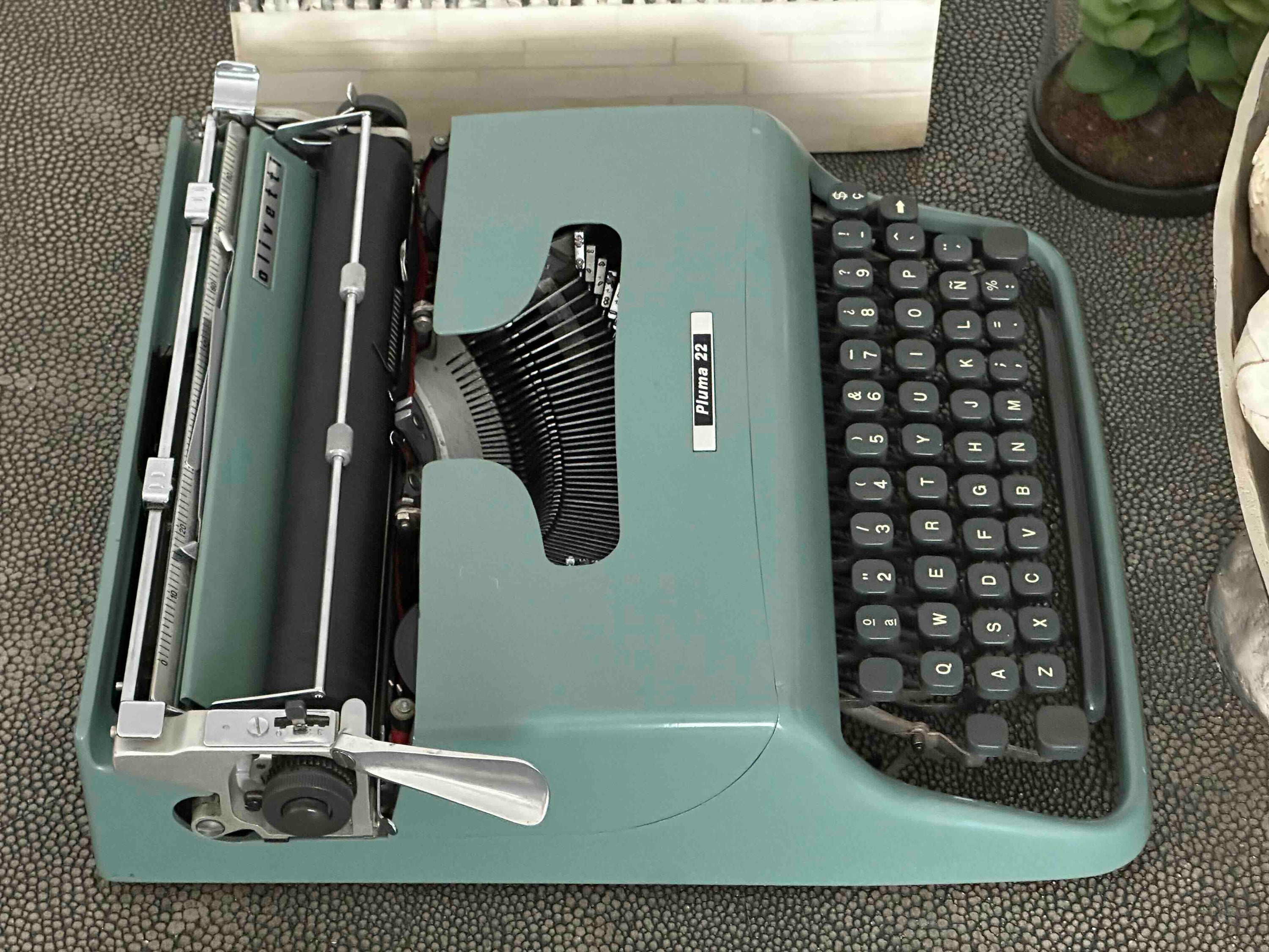 Olivetti Pluma 22 / Lettera 22 Typewriter with Qwerty Layout in Blue, 1960s, Fully Functional