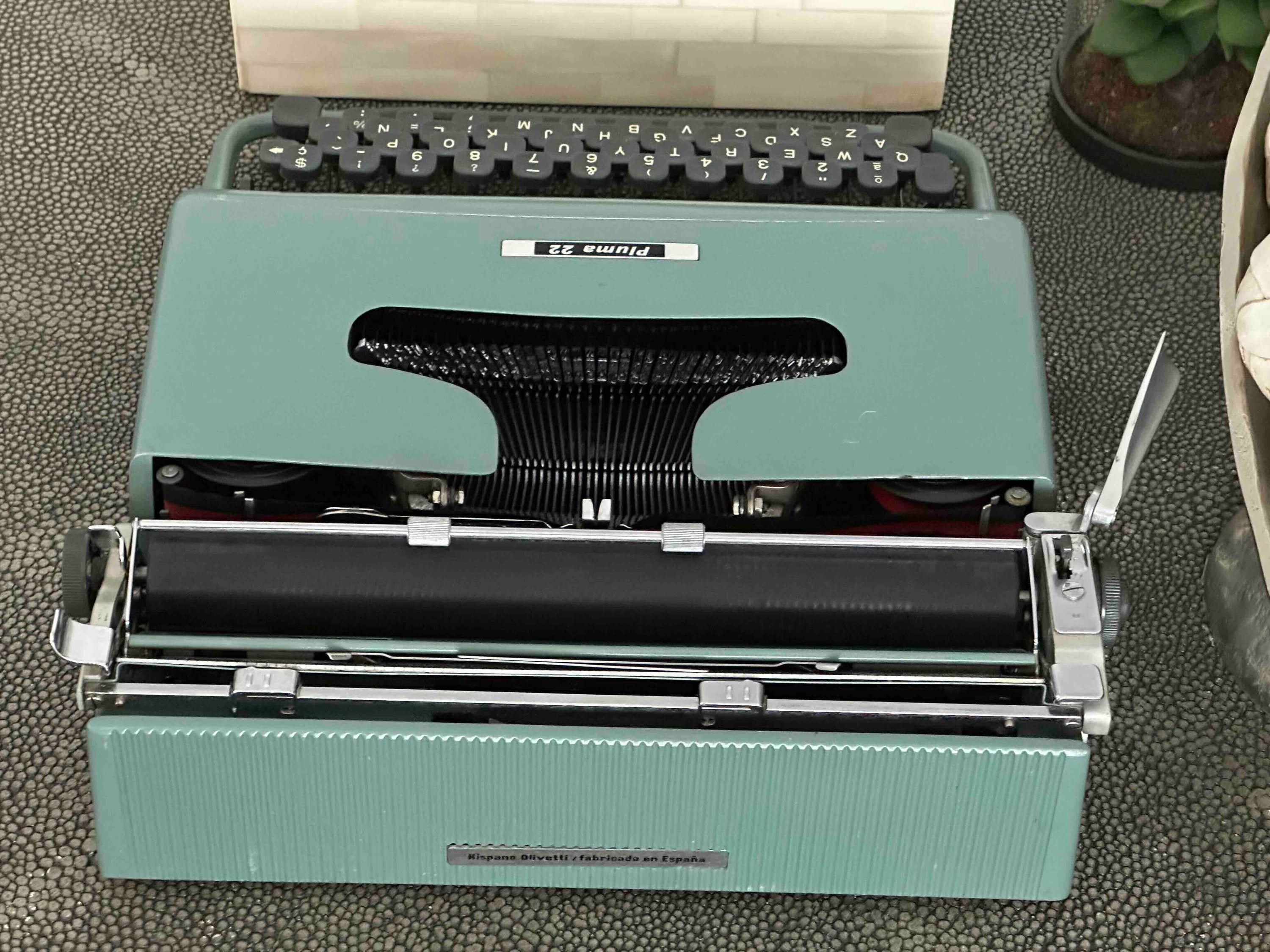 Olivetti Pluma 22 / Lettera 22 Typewriter with Qwerty Layout in Blue, 1960s, Fully Functional