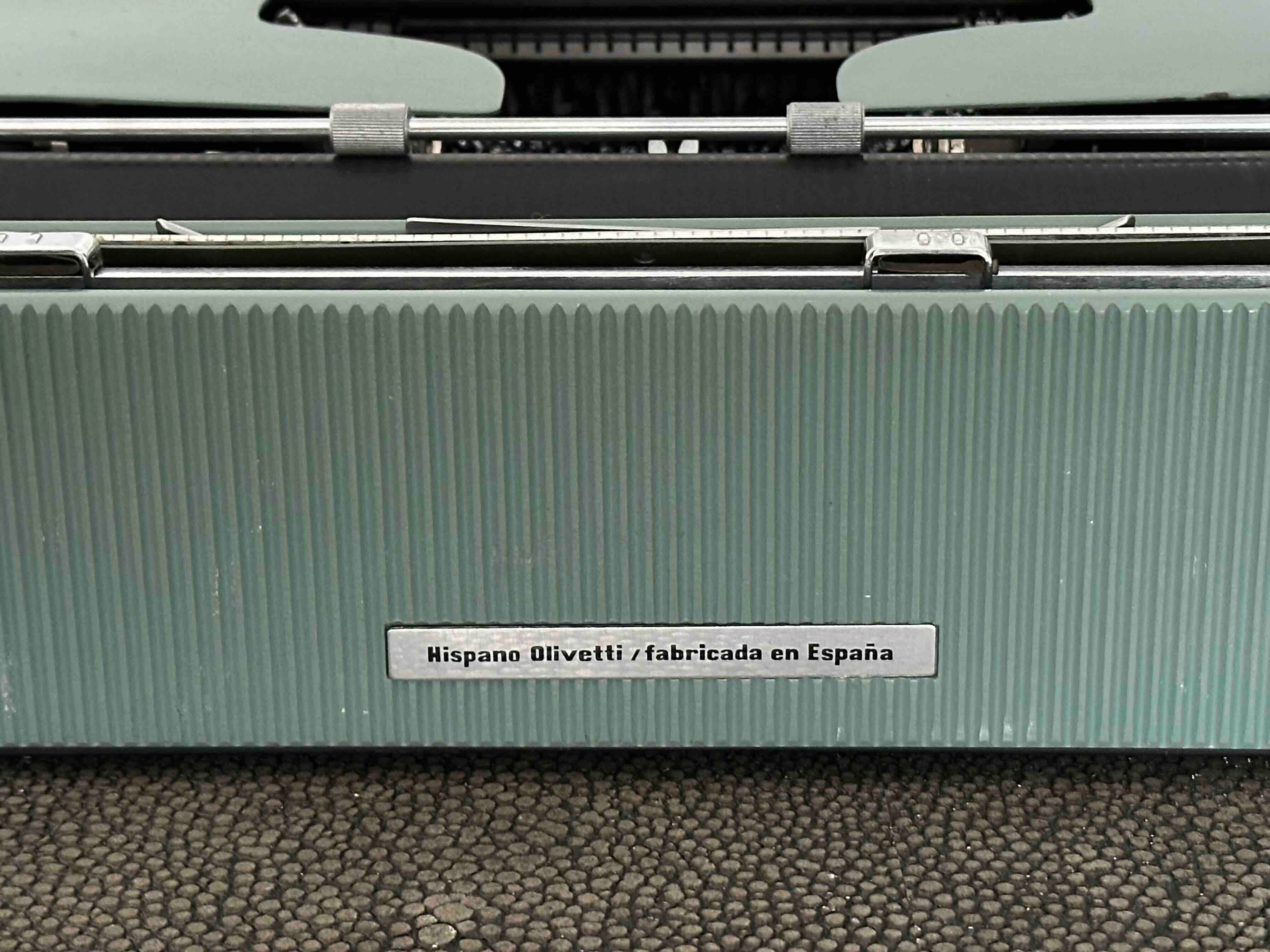 Olivetti Pluma 22 / Lettera 22 Typewriter with Qwerty Layout in Blue, 1960s, Fully Functional