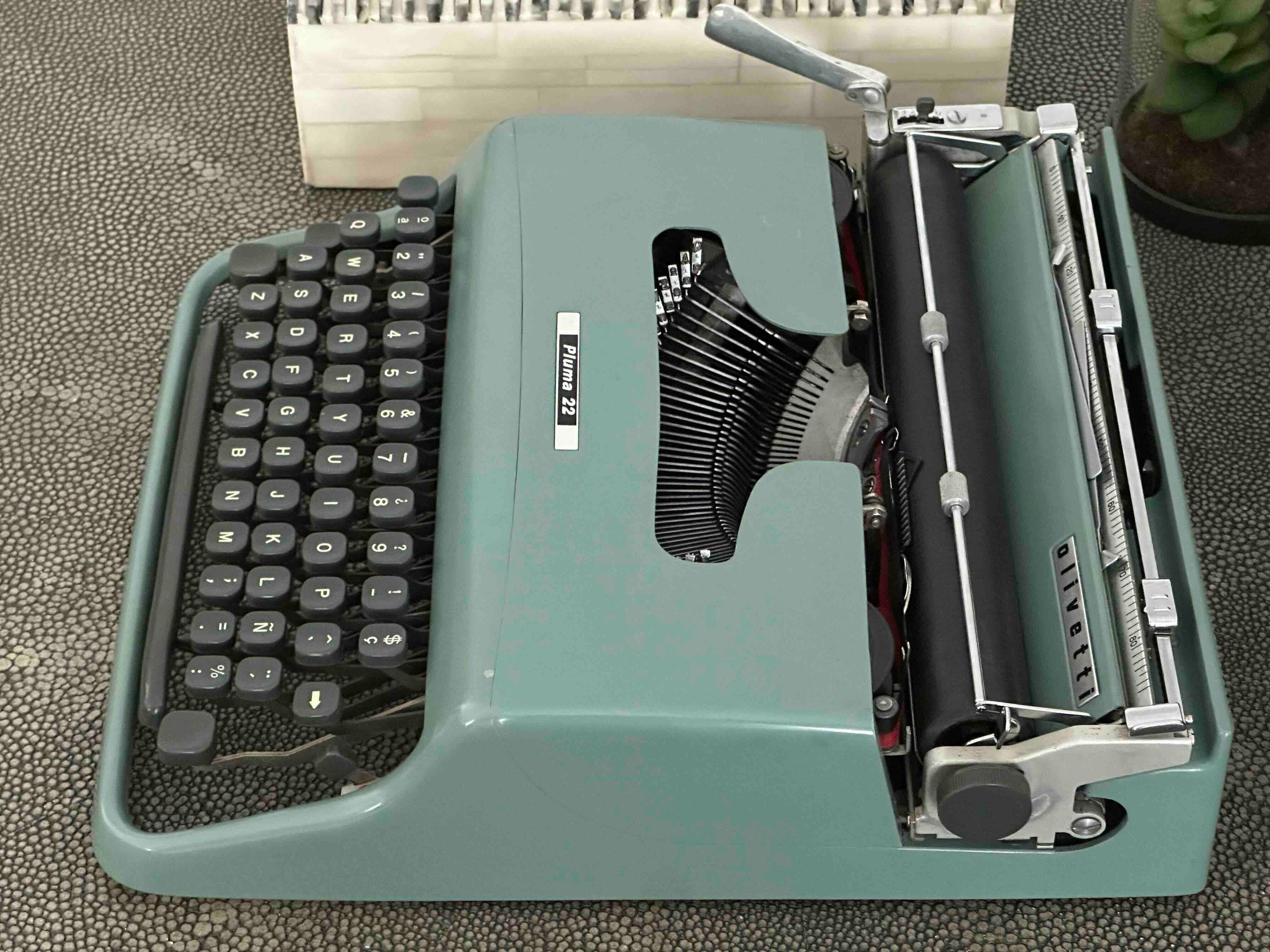 Olivetti Pluma 22 / Lettera 22 Typewriter with Qwerty Layout in Blue, 1960s, Fully Functional