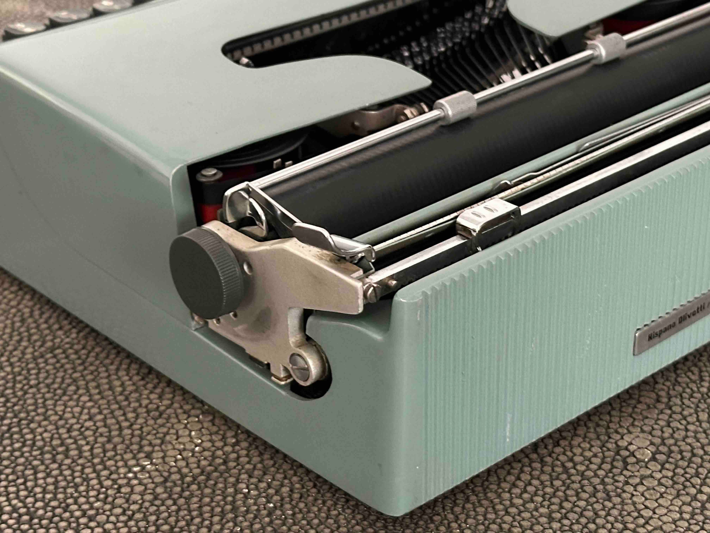 Olivetti Pluma 22 / Lettera 22 Typewriter with Qwerty Layout in Blue, 1960s, Fully Functional
