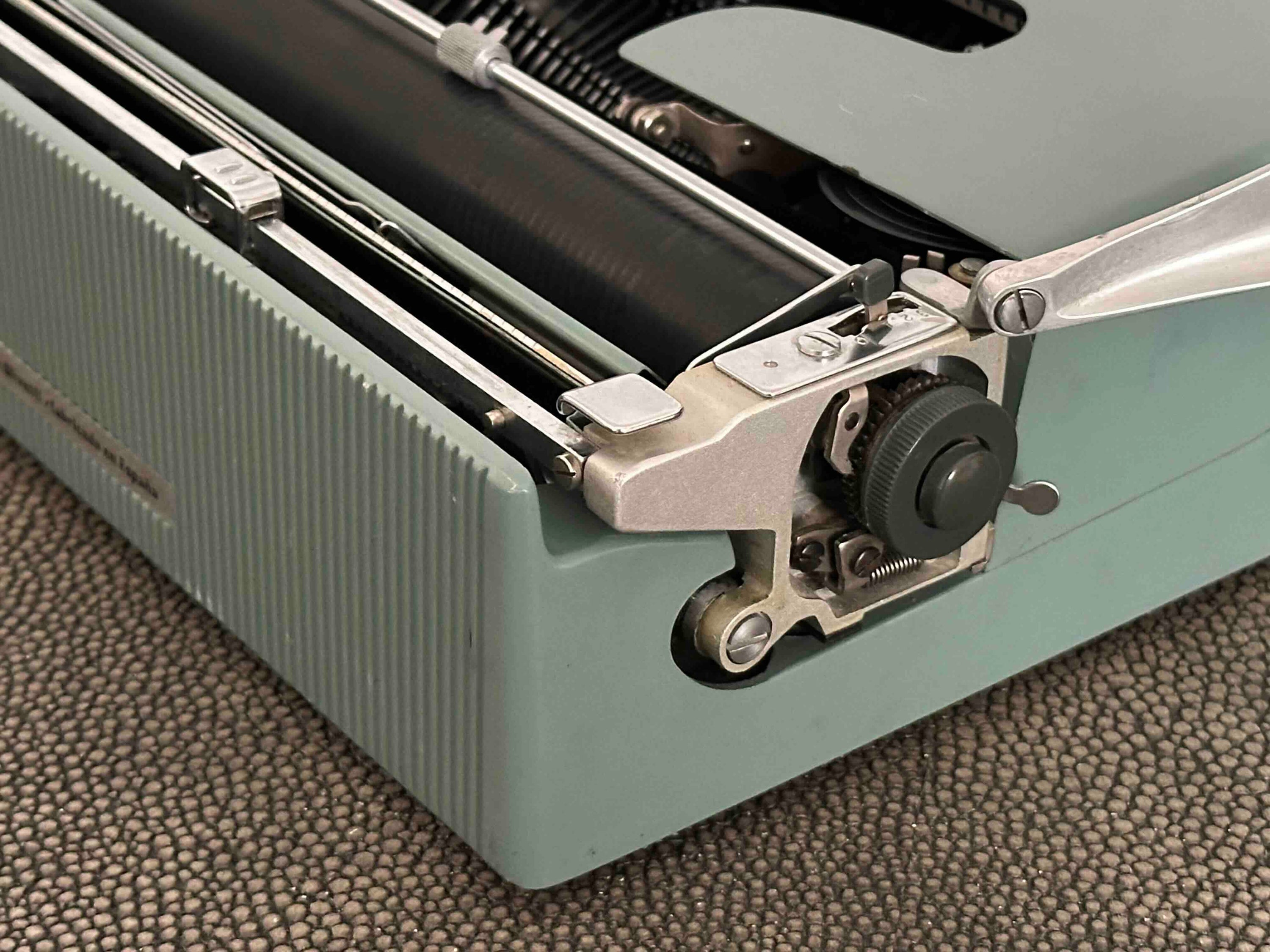 Olivetti Pluma 22 / Lettera 22 Typewriter with Qwerty Layout in Blue, 1960s, Fully Functional