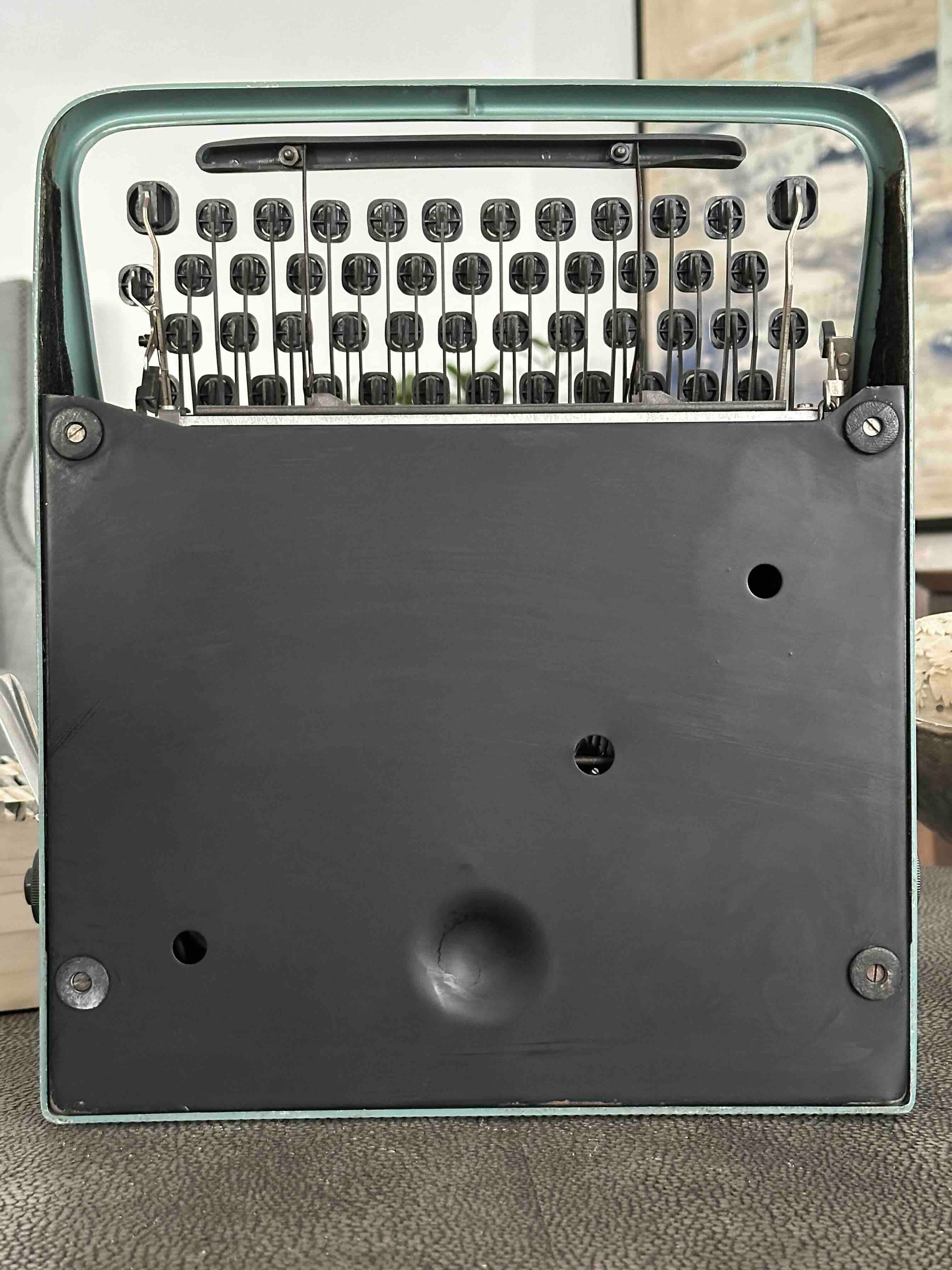 Olivetti Pluma 22 / Lettera 22 Typewriter with Qwerty Layout in Blue, 1960s, Fully Functional