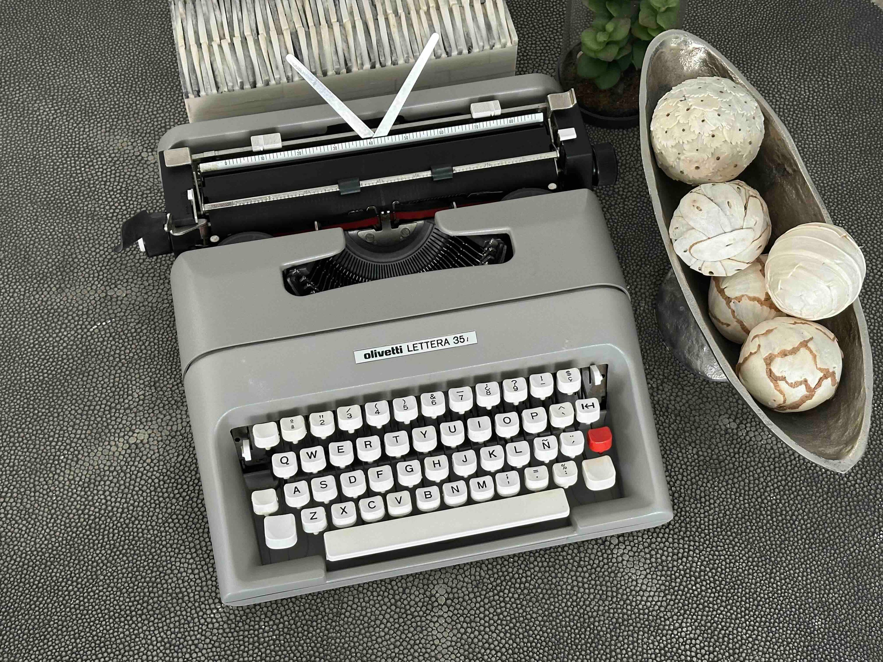 Olivetti Lettera 35L Typewriter with Qwerty Layout, 1980s, Fully Functional