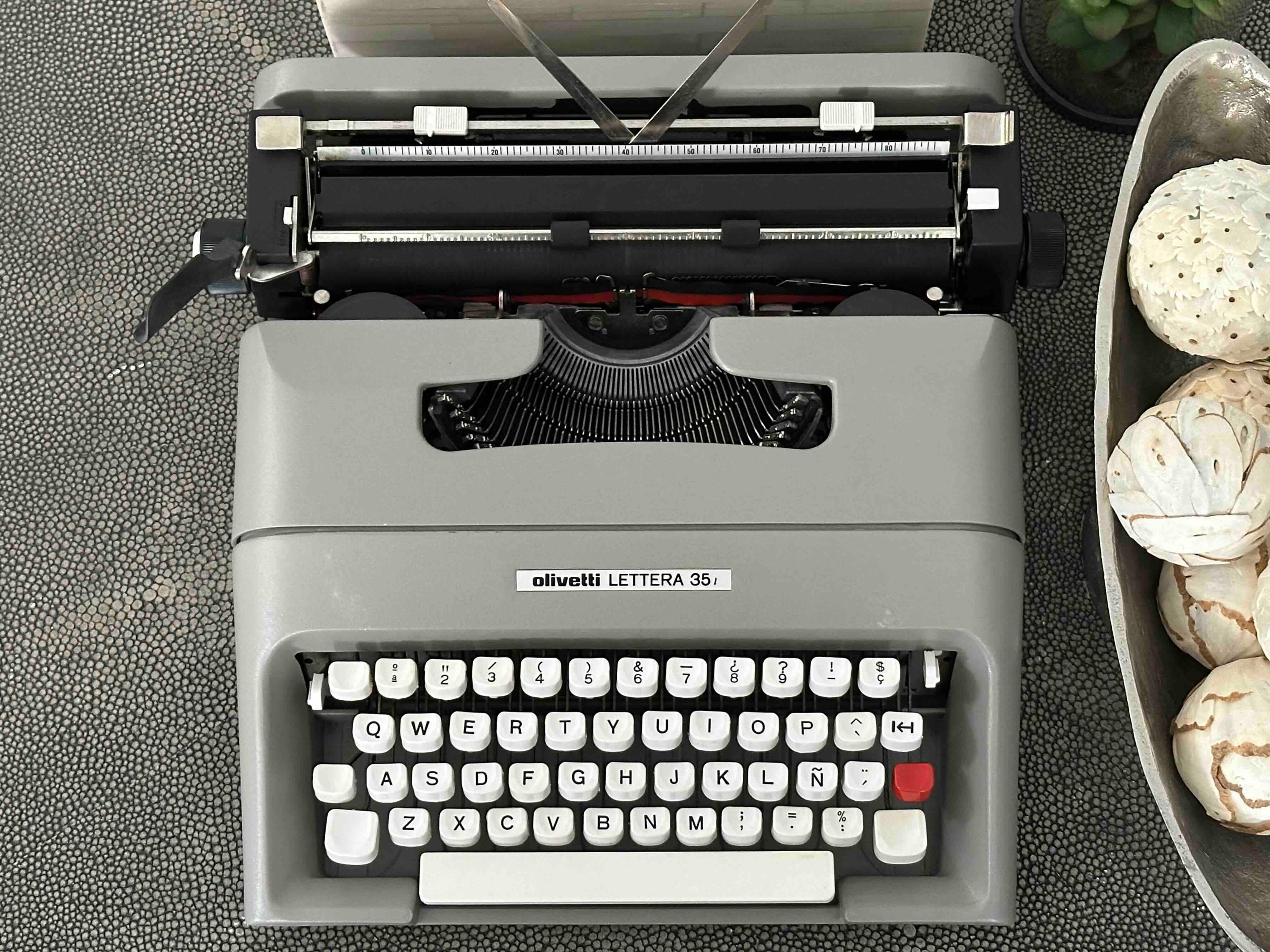Olivetti Lettera 35L Typewriter with Qwerty Layout, 1980s, Fully Functional