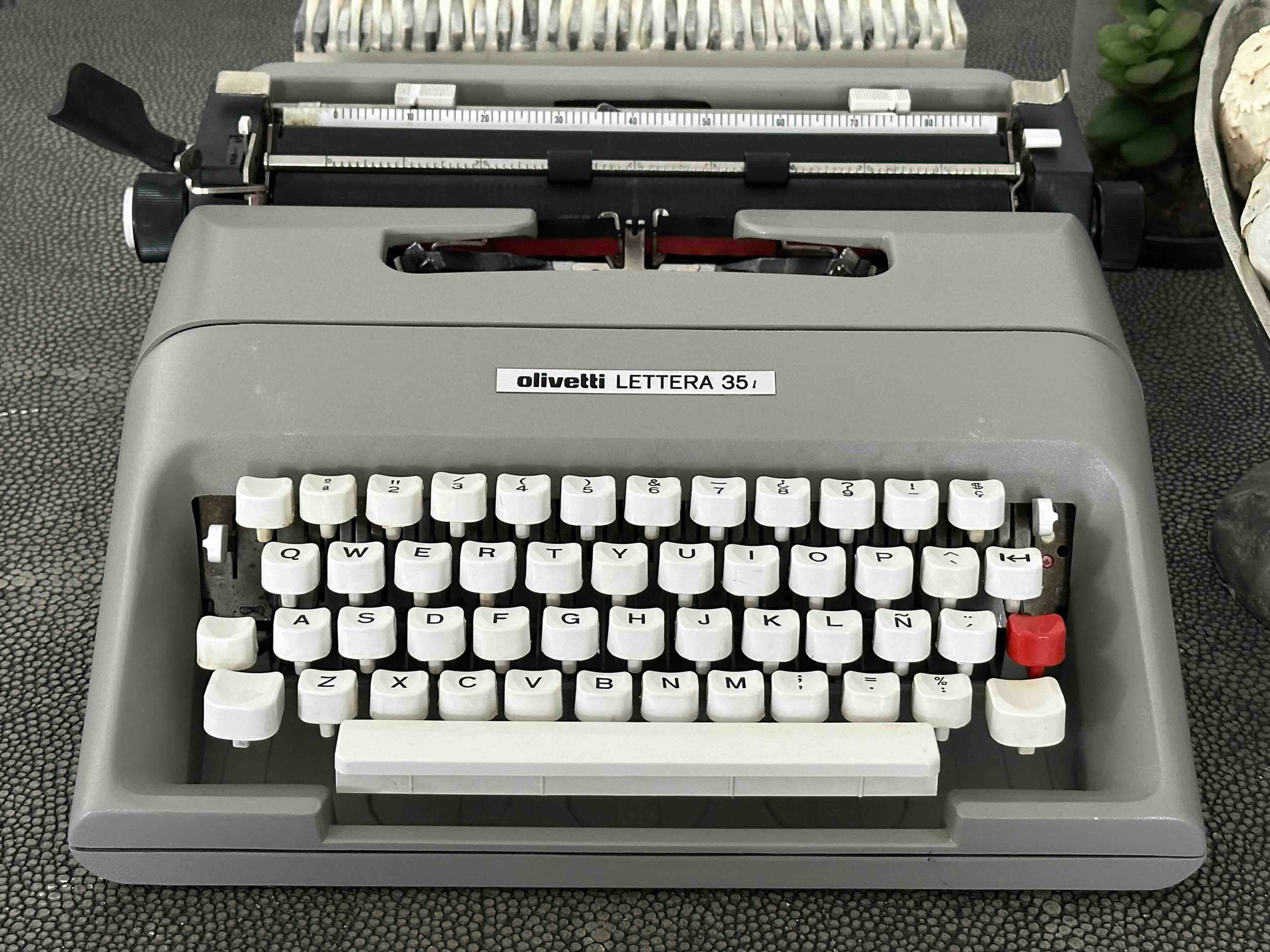 Olivetti Lettera 35L Typewriter with Qwerty Layout, 1980s, Fully Functional