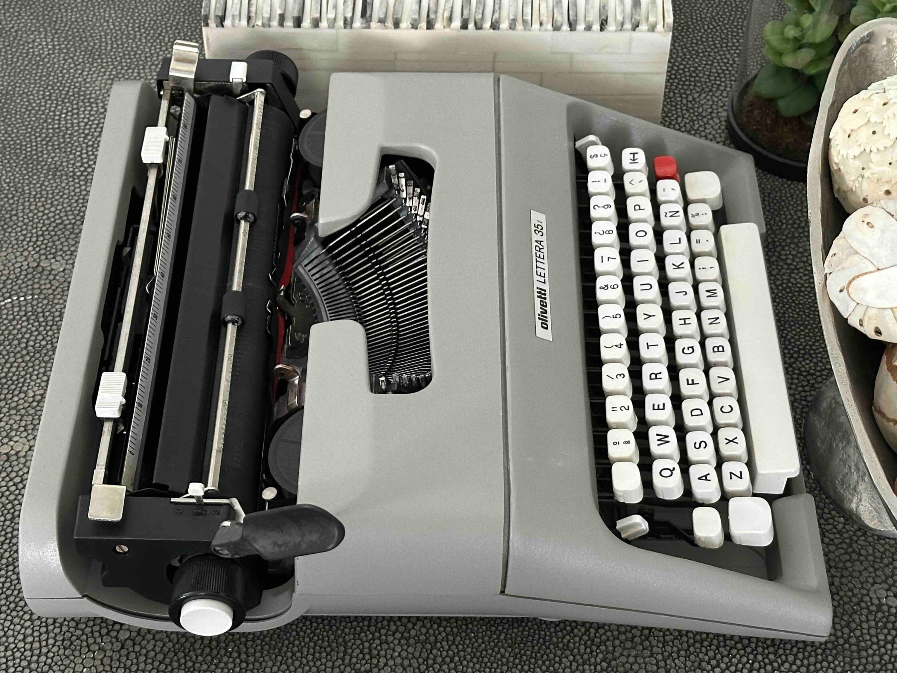 Olivetti Lettera 35L Typewriter with Qwerty Layout, 1980s, Fully Functional