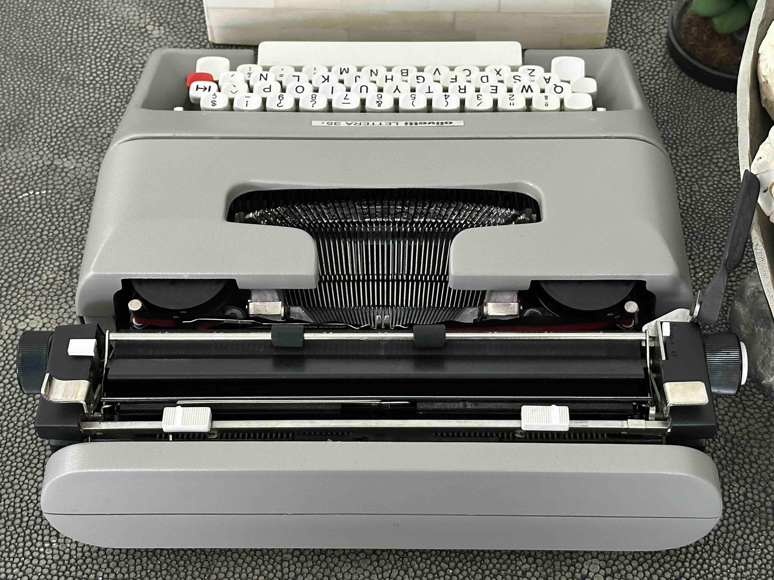 Olivetti Lettera 35L Typewriter with Qwerty Layout, 1980s, Fully Functional