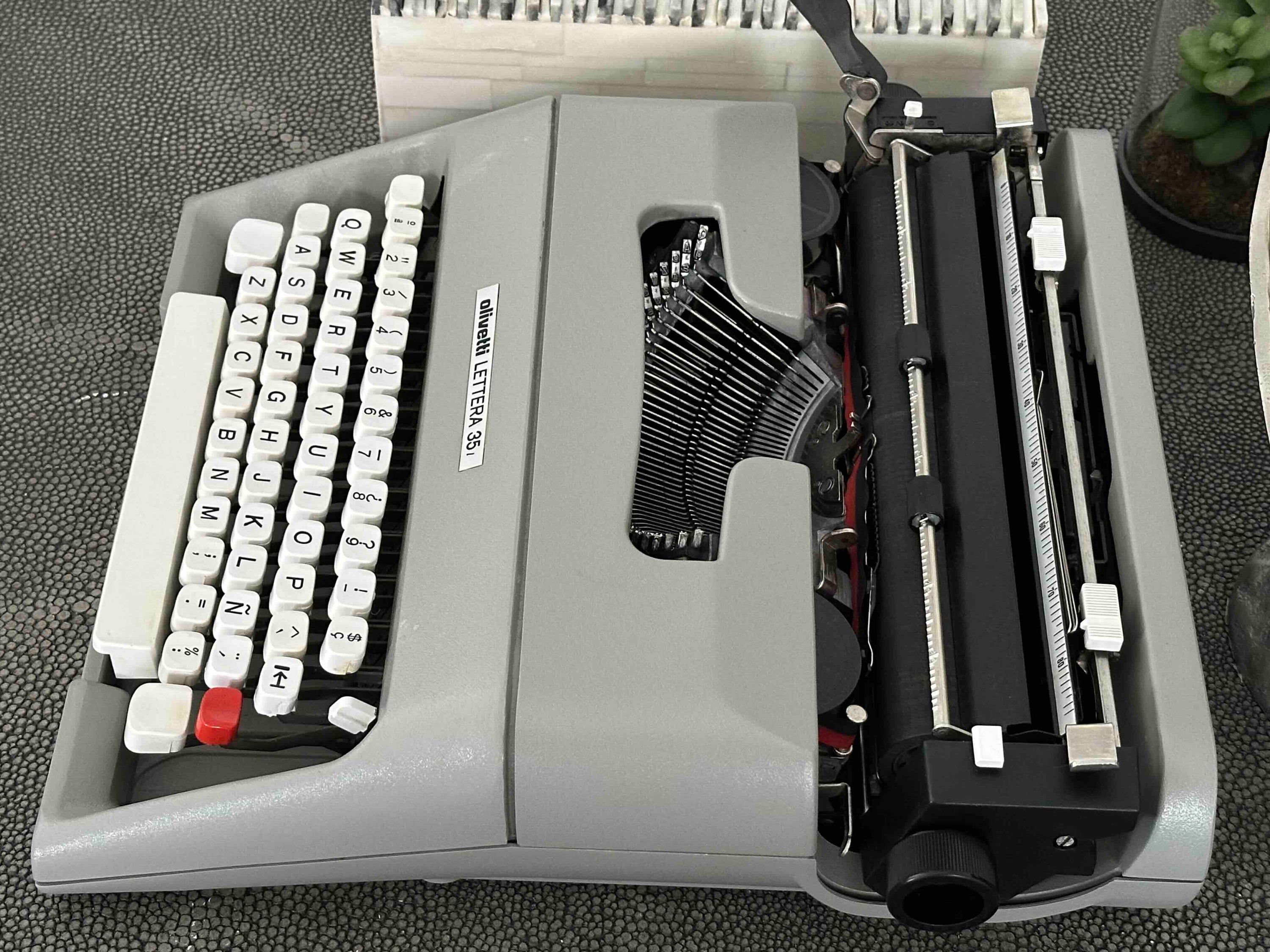 Olivetti Lettera 35L Typewriter with Qwerty Layout, 1980s, Fully Functional