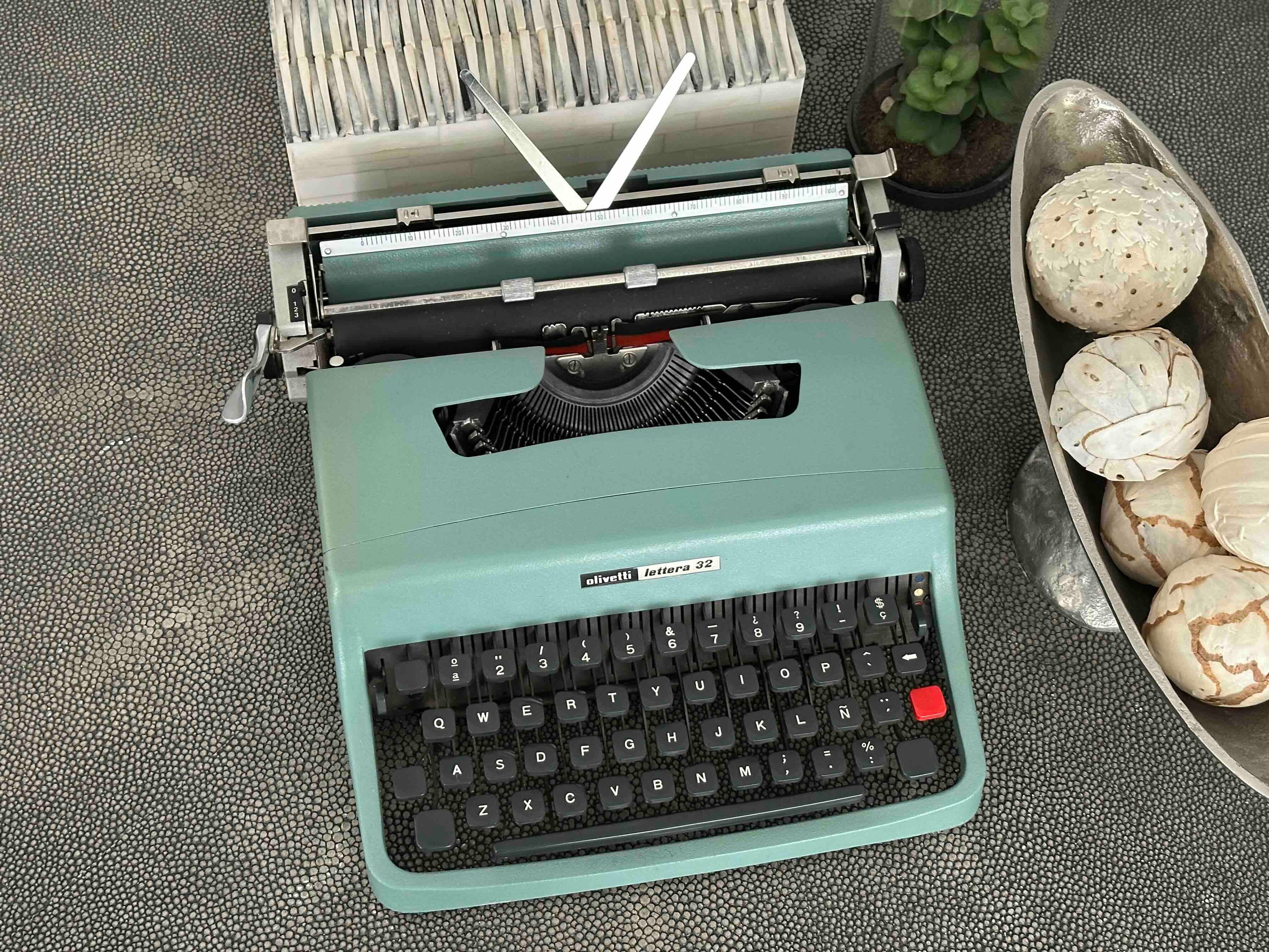 RARE Olivetti Lettera 32 Typewriter with Quadrato Font, Qwerty Layout, 1975, Fully Functional