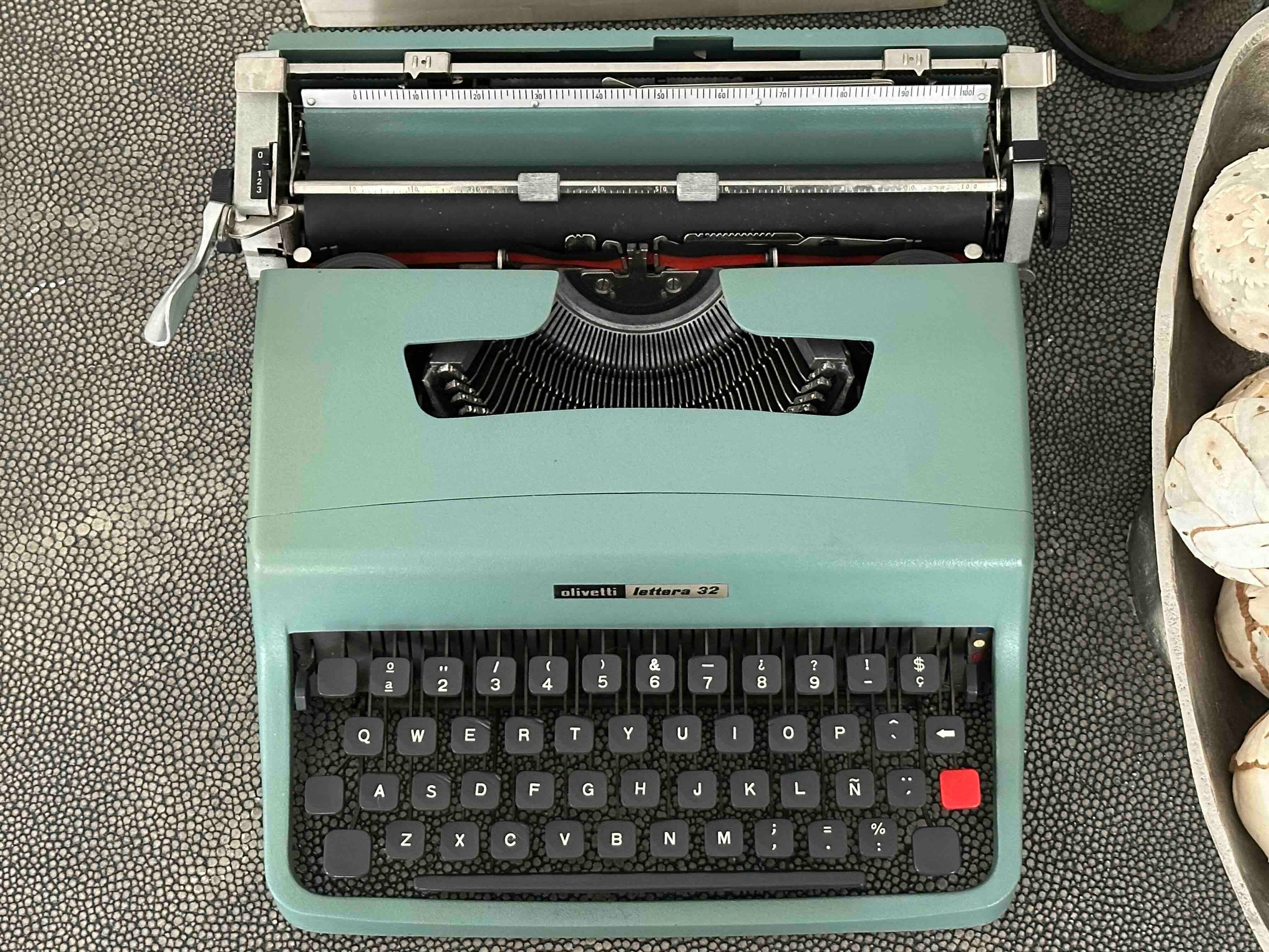 RARE Olivetti Lettera 32 Typewriter with Quadrato Font, Qwerty Layout, 1975, Fully Functional
