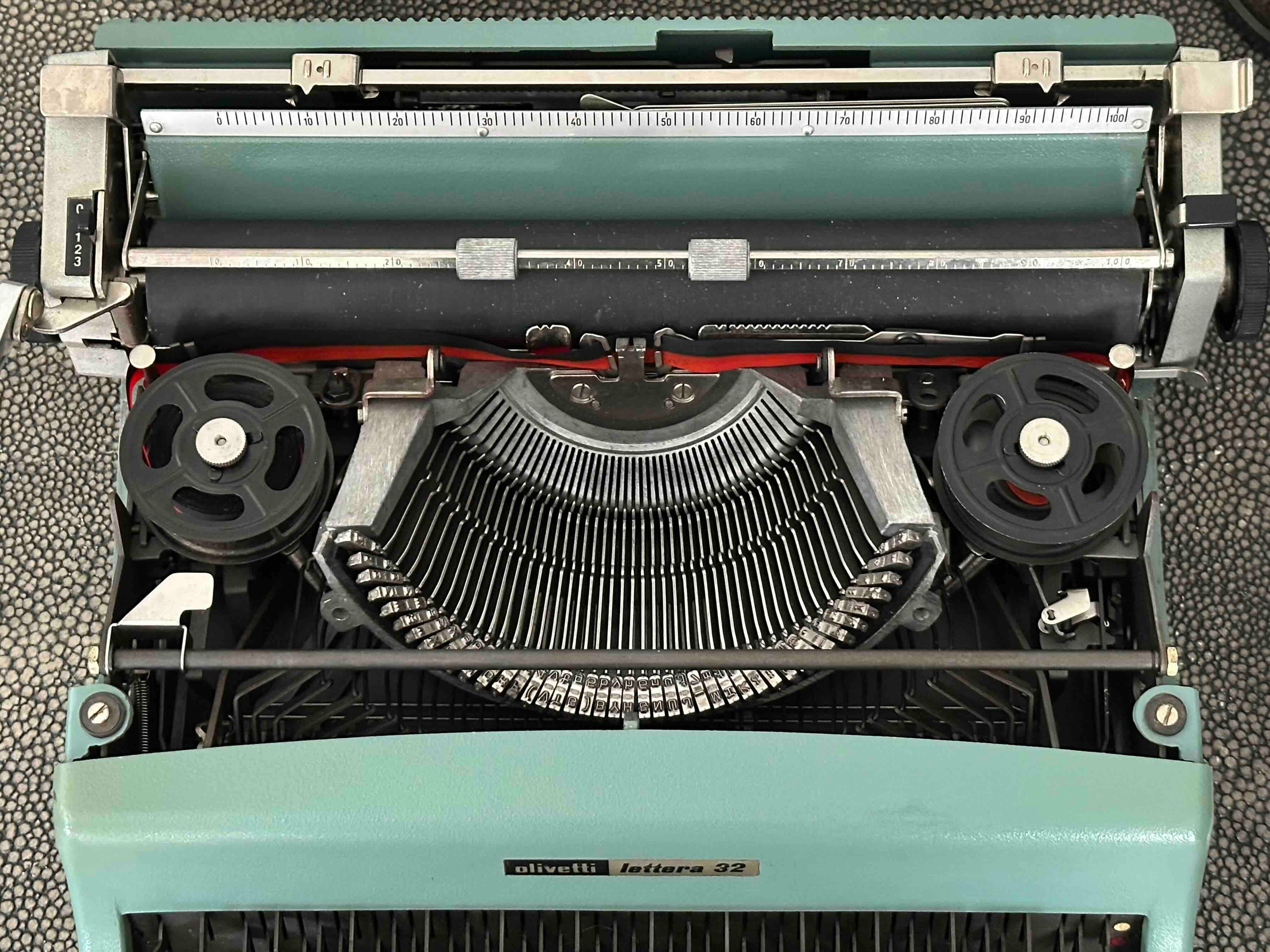 RARE Olivetti Lettera 32 Typewriter with Quadrato Font, Qwerty Layout, 1975, Fully Functional