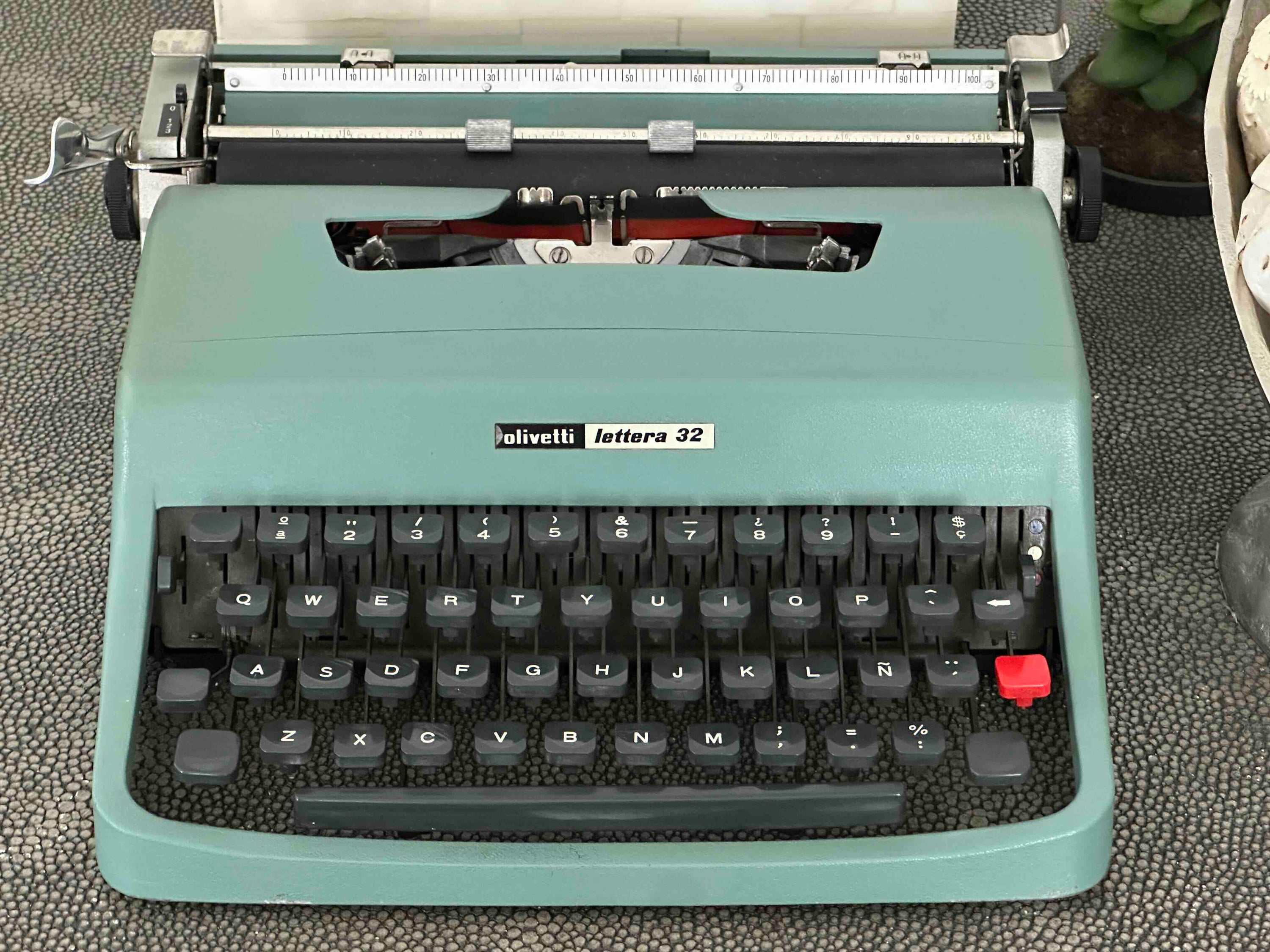 RARE Olivetti Lettera 32 Typewriter with Quadrato Font, Qwerty Layout, 1975, Fully Functional