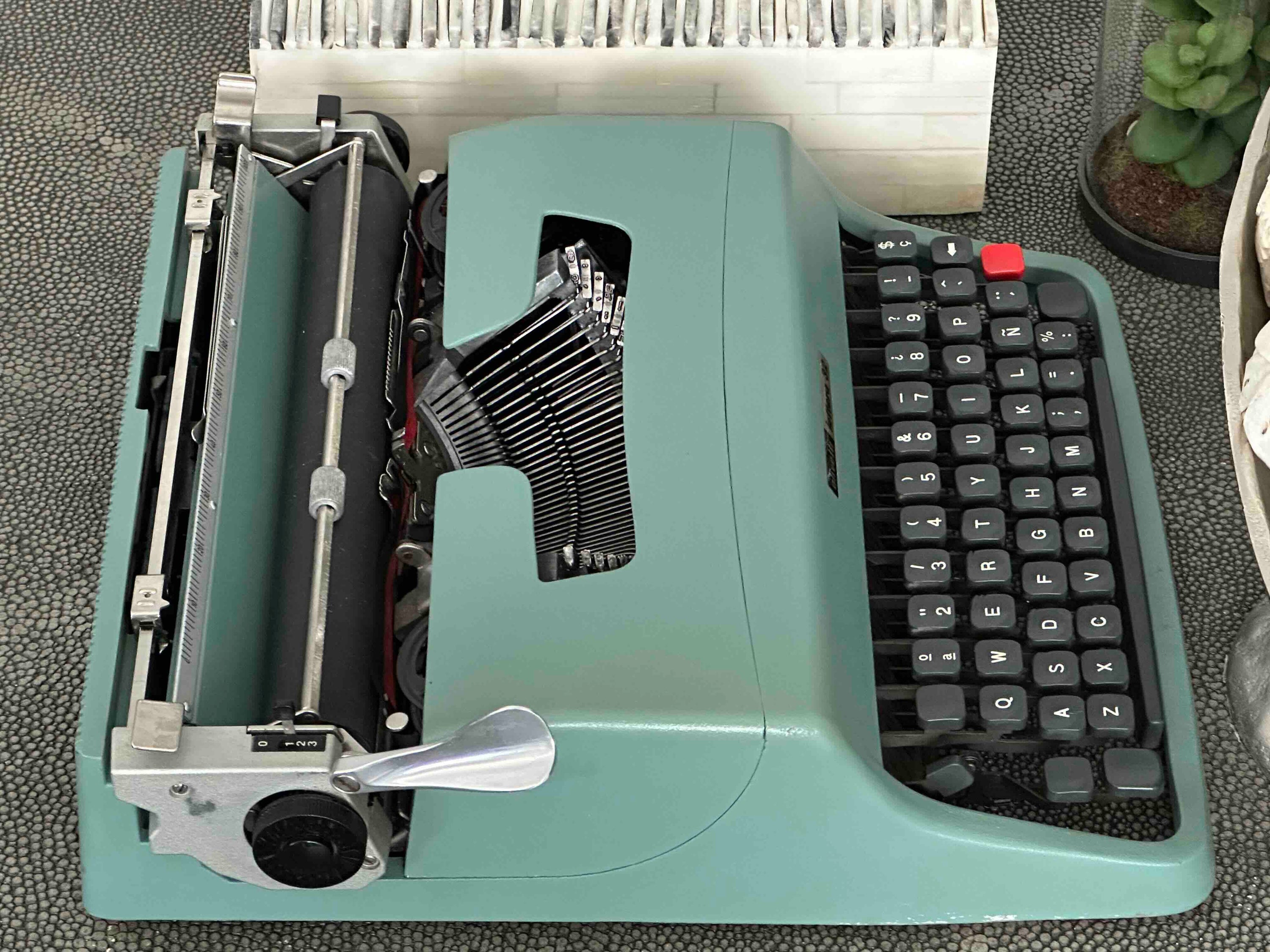 RARE Olivetti Lettera 32 Typewriter with Quadrato Font, Qwerty Layout, 1975, Fully Functional