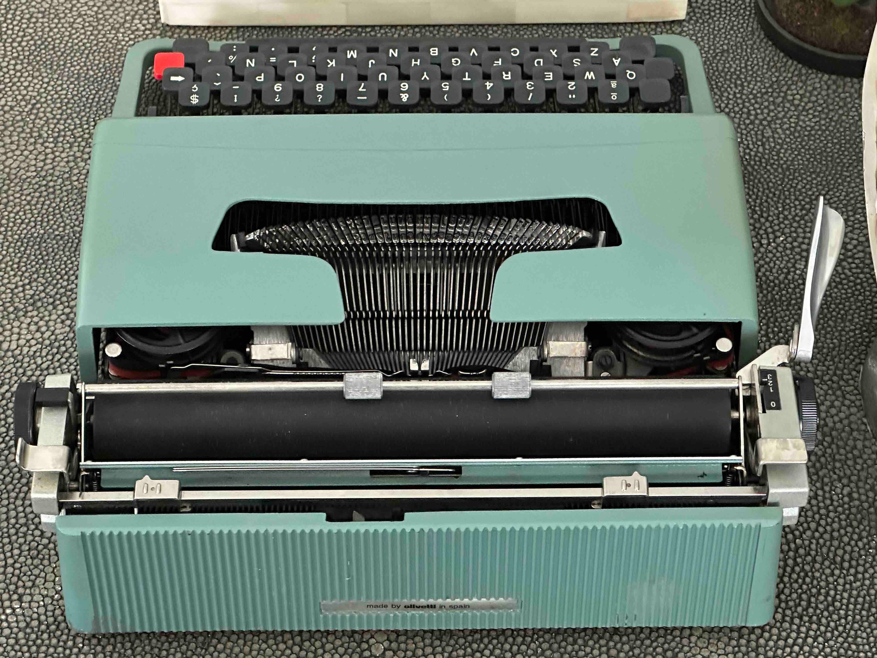 RARE Olivetti Lettera 32 Typewriter with Quadrato Font, Qwerty Layout, 1975, Fully Functional