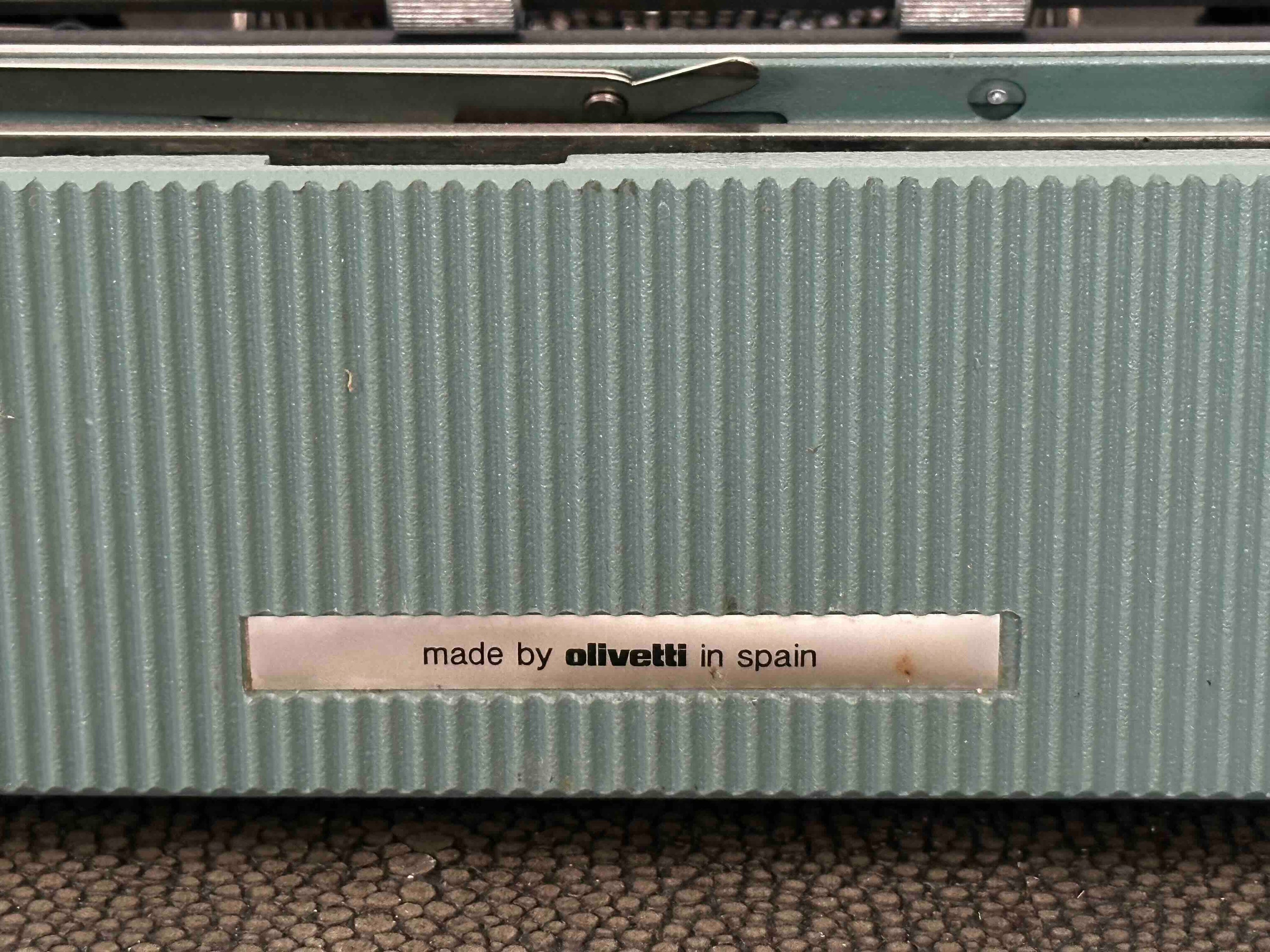 RARE Olivetti Lettera 32 Typewriter with Quadrato Font, Qwerty Layout, 1975, Fully Functional