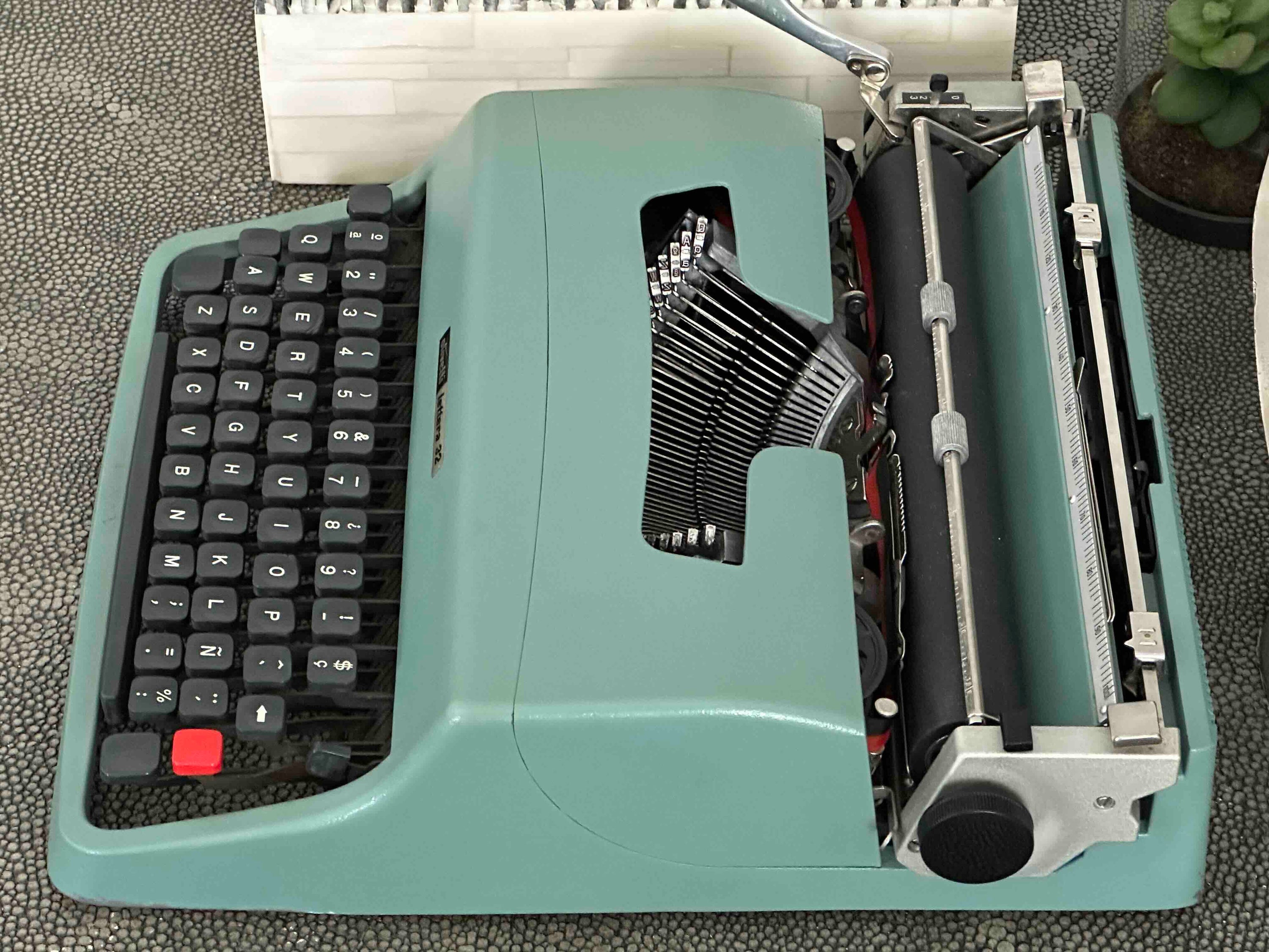 RARE Olivetti Lettera 32 Typewriter with Quadrato Font, Qwerty Layout, 1975, Fully Functional