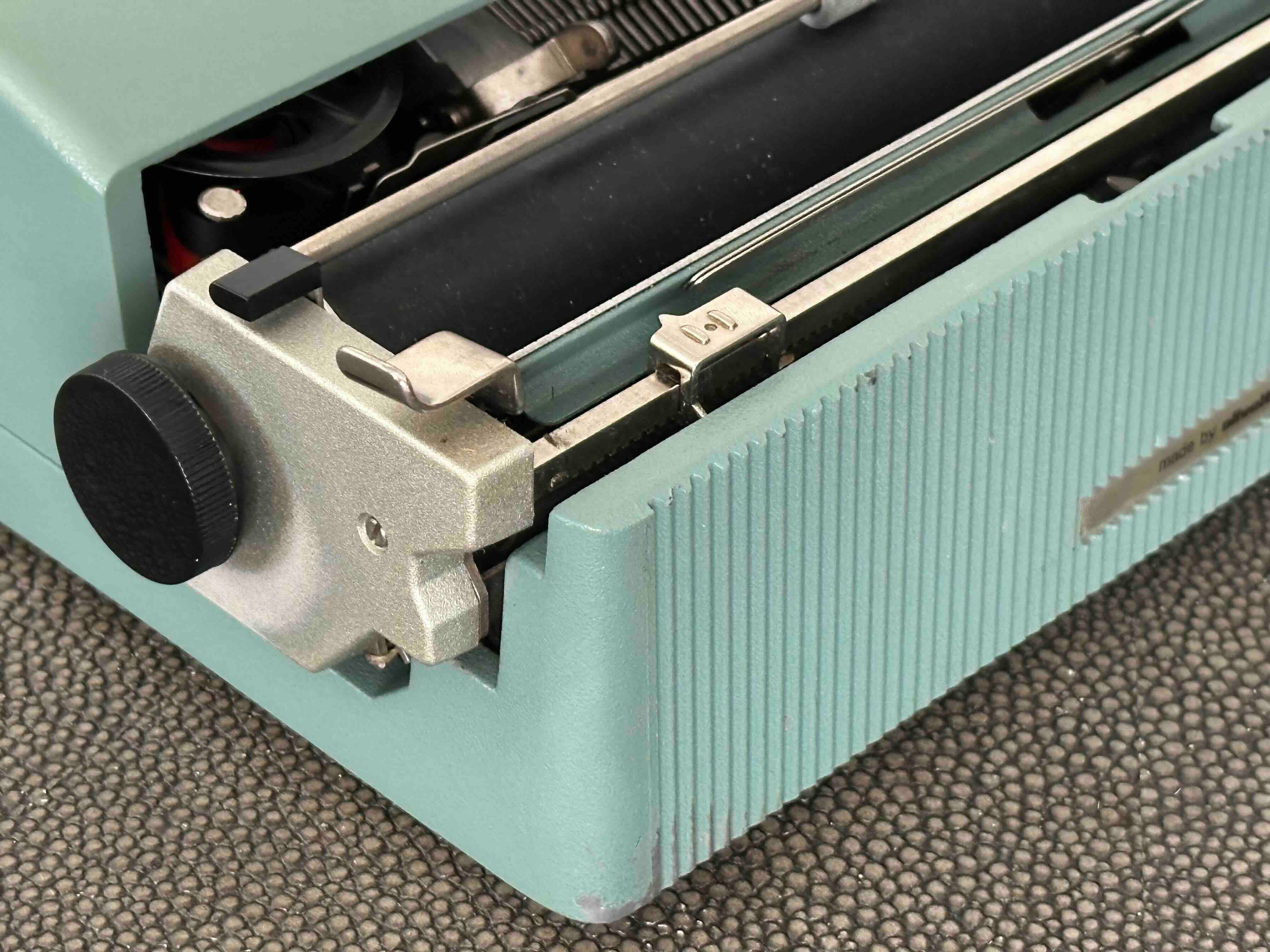 RARE Olivetti Lettera 32 Typewriter with Quadrato Font, Qwerty Layout, 1975, Fully Functional