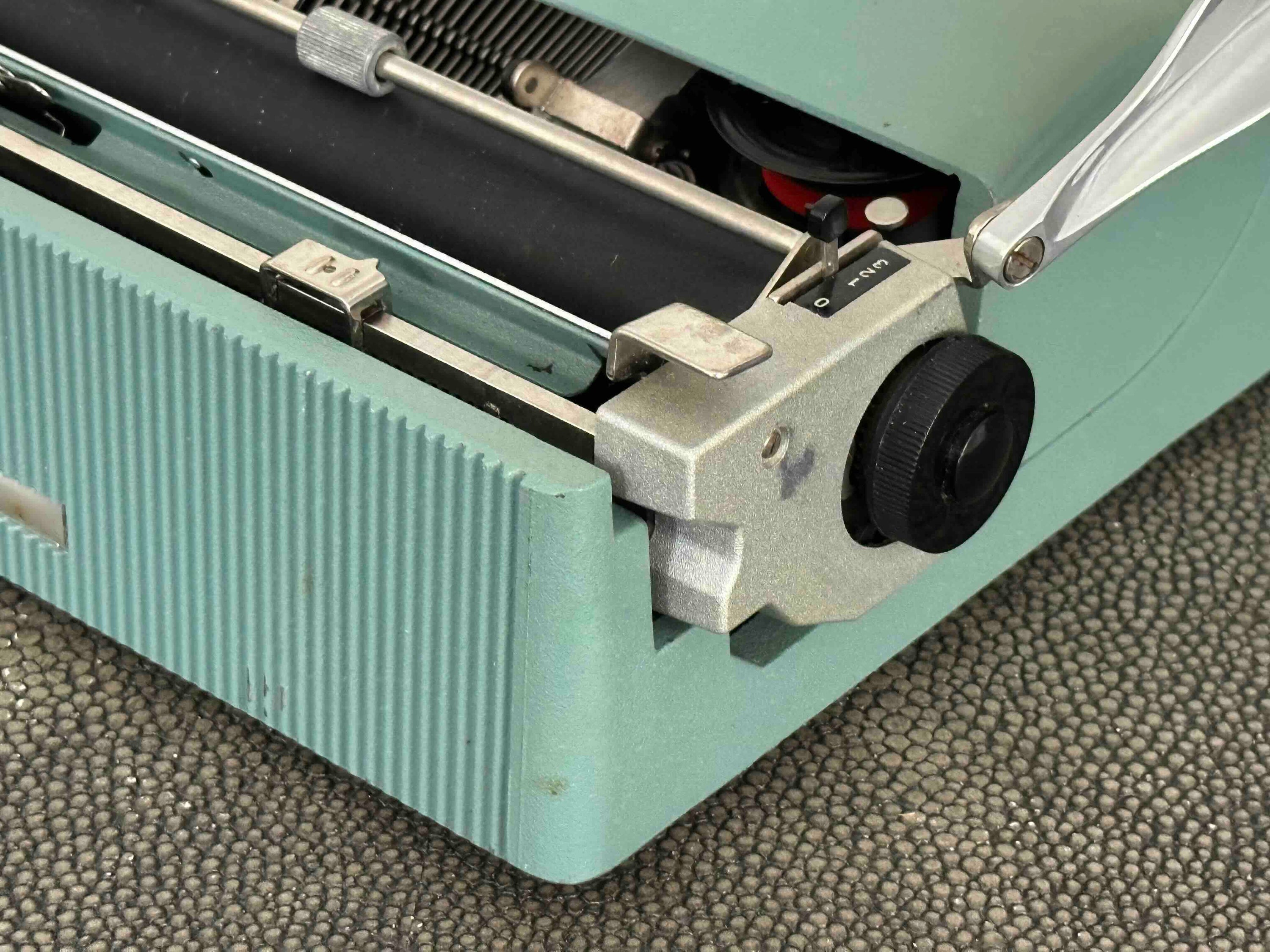 RARE Olivetti Lettera 32 Typewriter with Quadrato Font, Qwerty Layout, 1975, Fully Functional