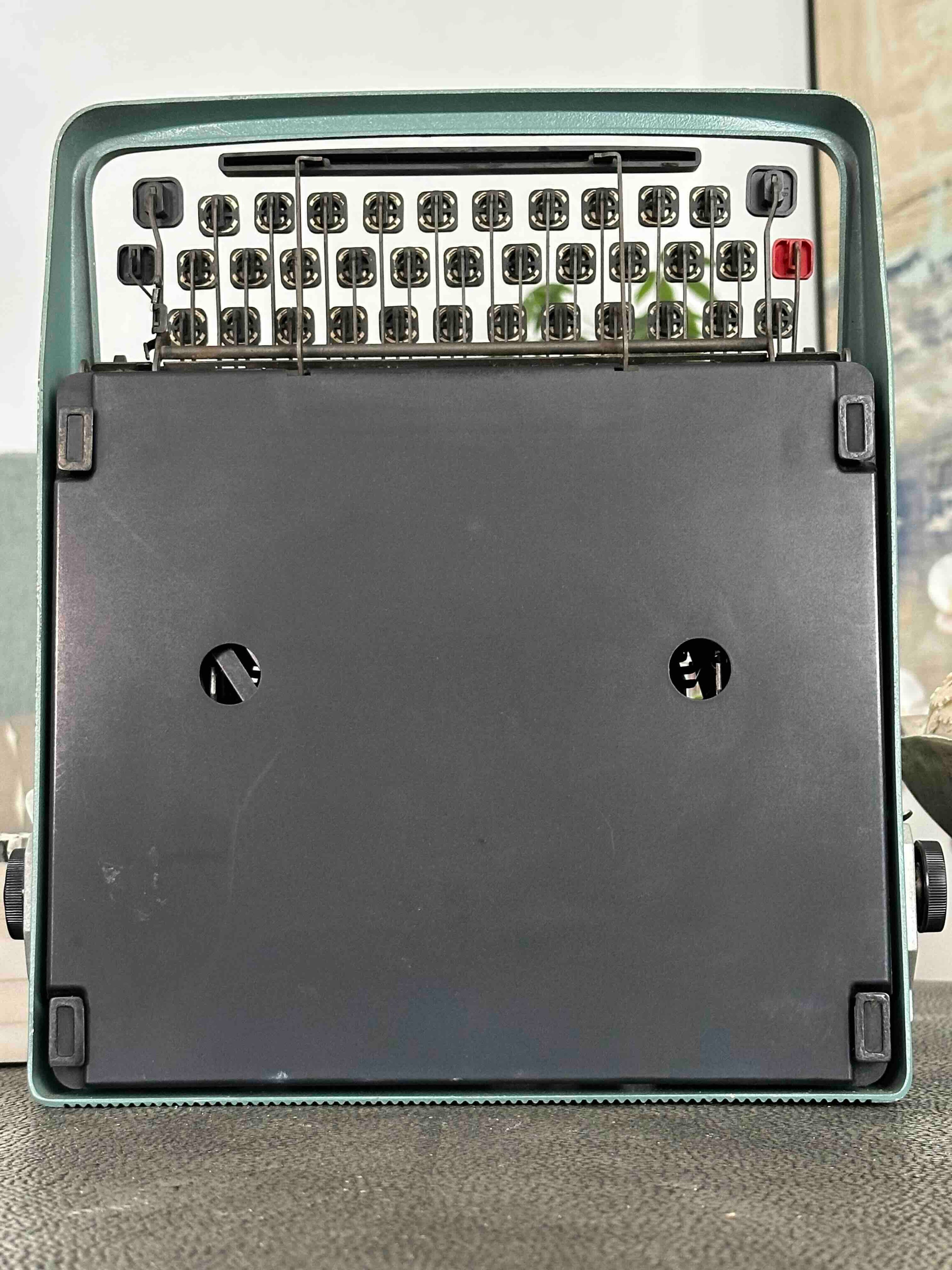 RARE Olivetti Lettera 32 Typewriter with Quadrato Font, Qwerty Layout, 1975, Fully Functional