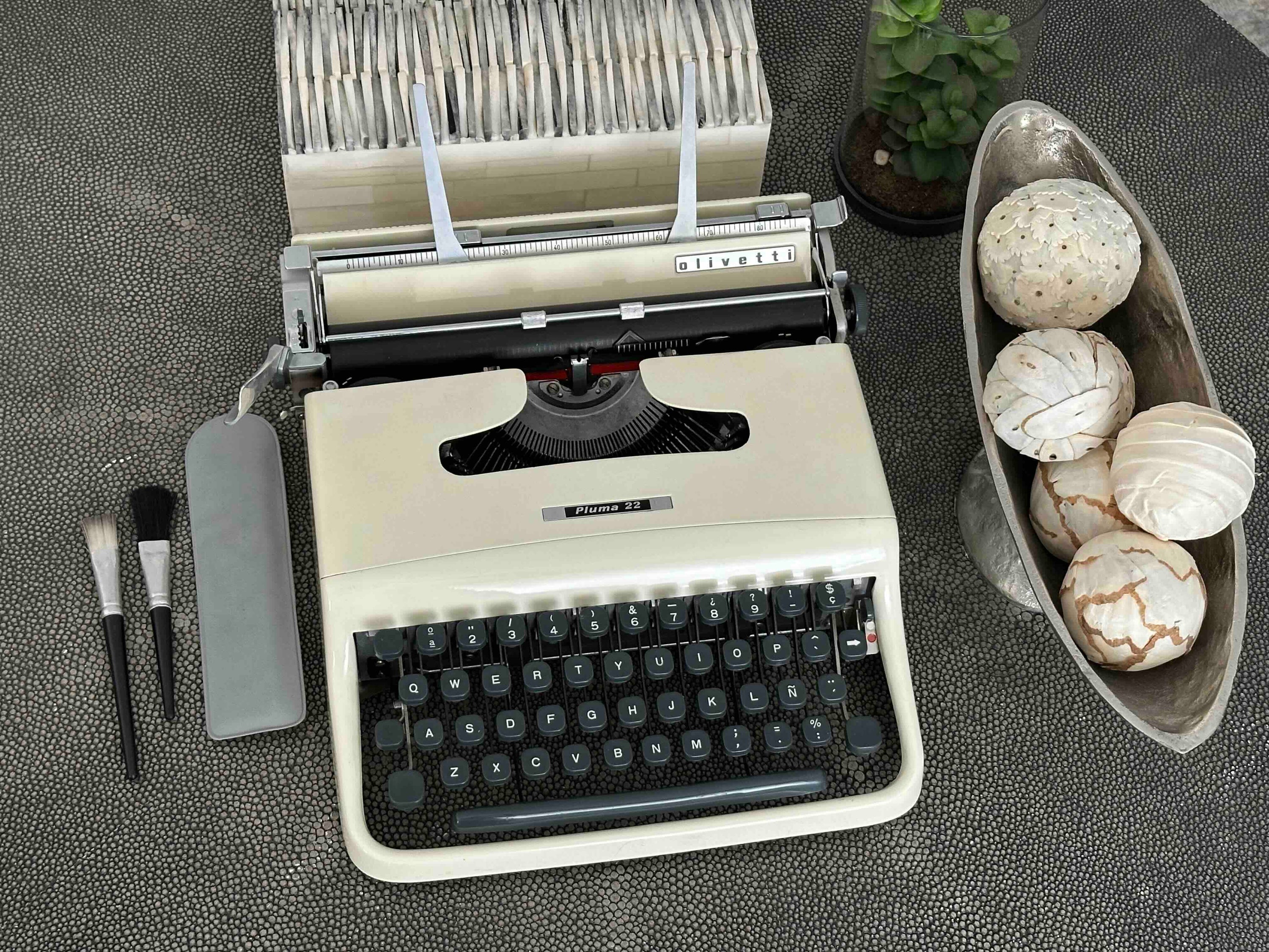 Olivetti Pluma 22 / Lettera 22 Typewriter with Qwerty Layout, Cream, 1960s, Fully Functional