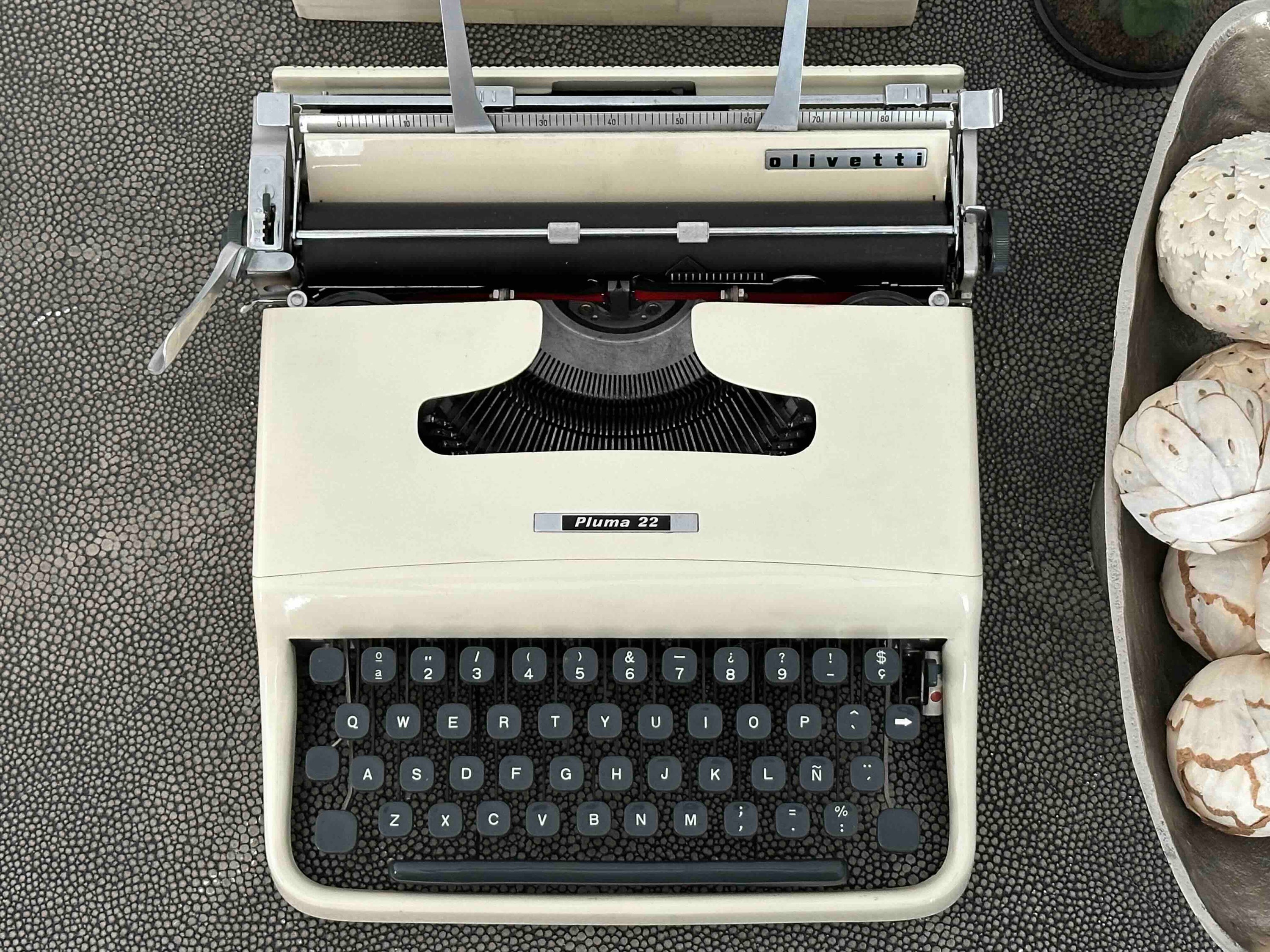 Olivetti Pluma 22 / Lettera 22 Typewriter with Qwerty Layout, Cream, 1960s, Fully Functional