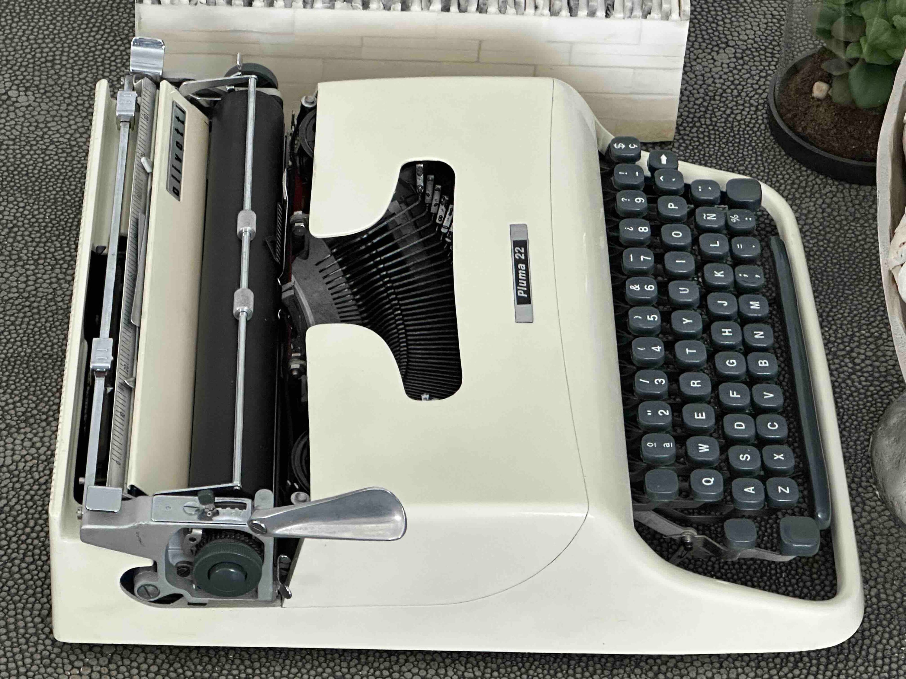 Olivetti Pluma 22 / Lettera 22 Typewriter with Qwerty Layout, Cream, 1960s, Fully Functional