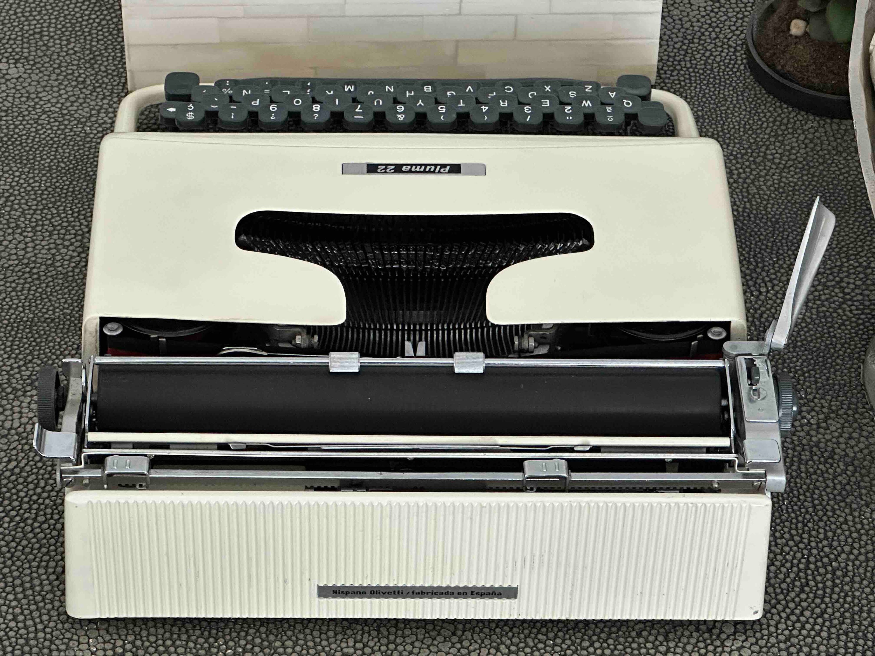 Olivetti Pluma 22 / Lettera 22 Typewriter with Qwerty Layout, Cream, 1960s, Fully Functional