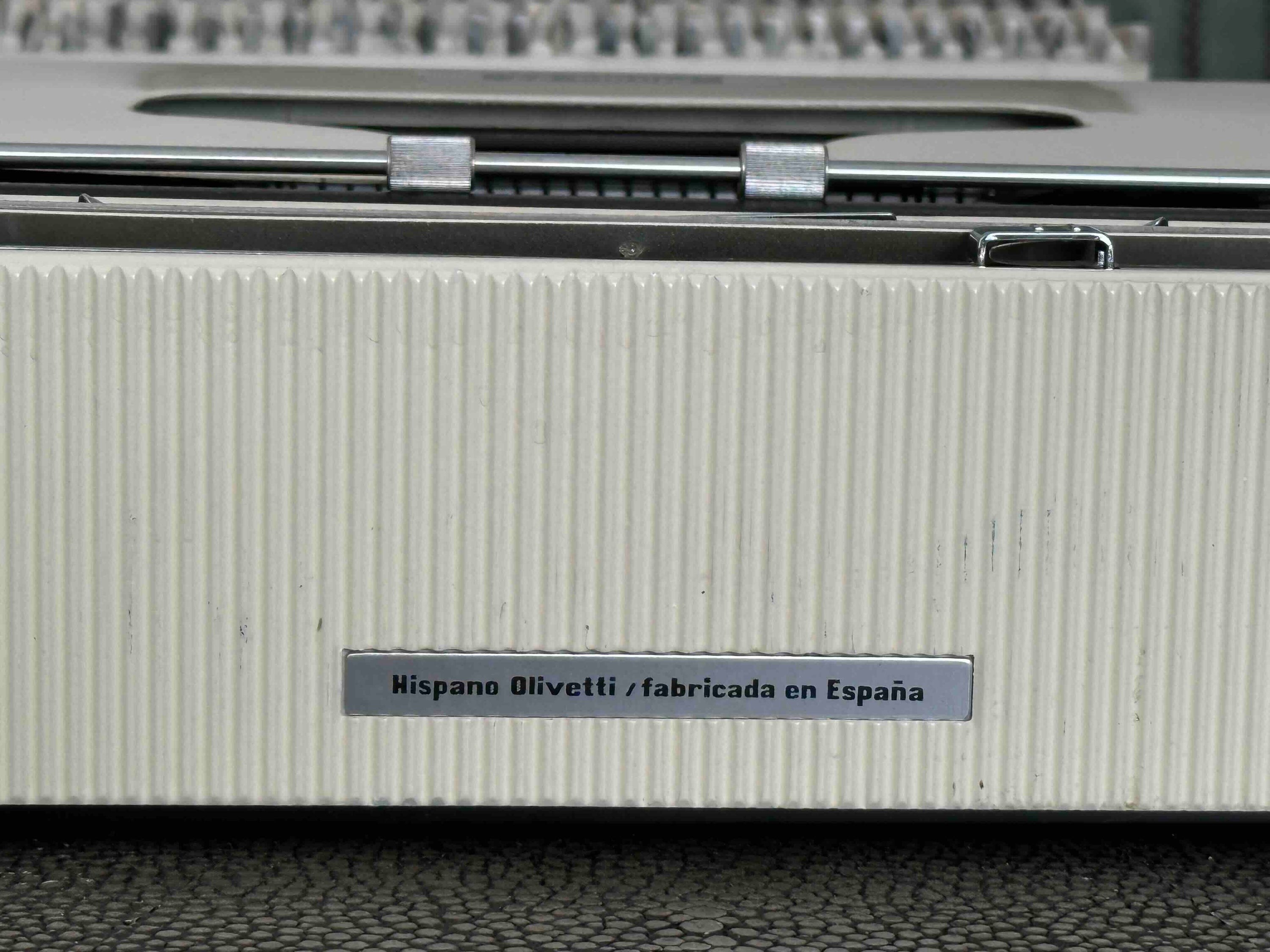Olivetti Pluma 22 / Lettera 22 Typewriter with Qwerty Layout, Cream, 1960s, Fully Functional