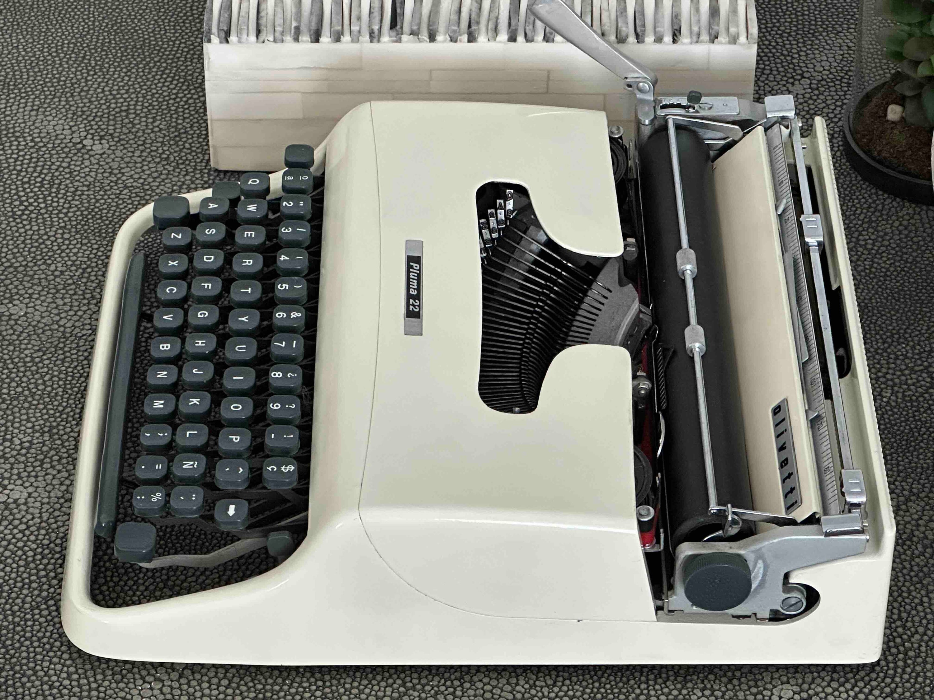 Olivetti Pluma 22 / Lettera 22 Typewriter with Qwerty Layout, Cream, 1960s, Fully Functional