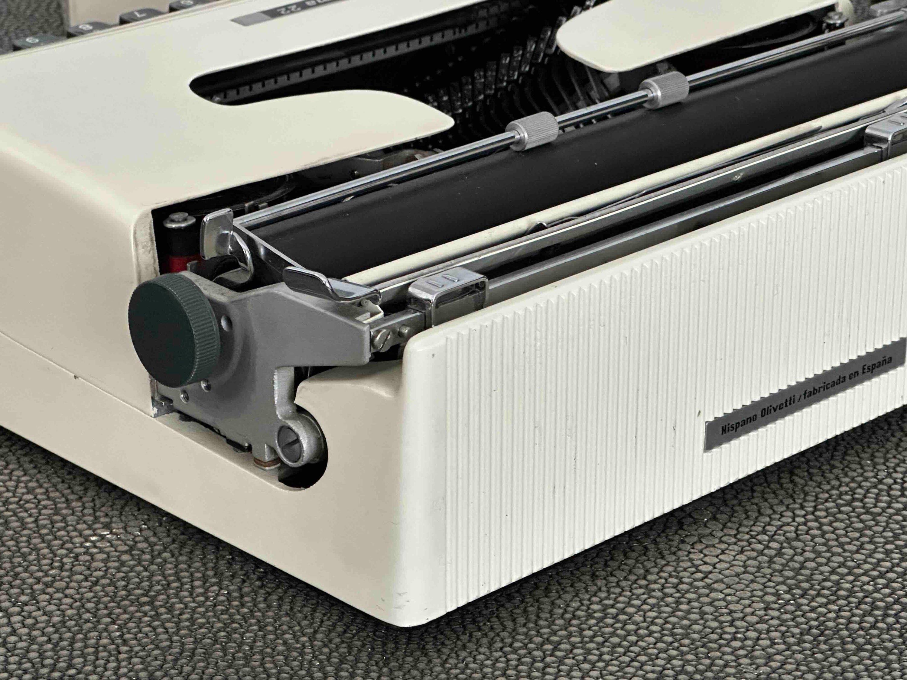 Olivetti Pluma 22 / Lettera 22 Typewriter with Qwerty Layout, Cream, 1960s, Fully Functional