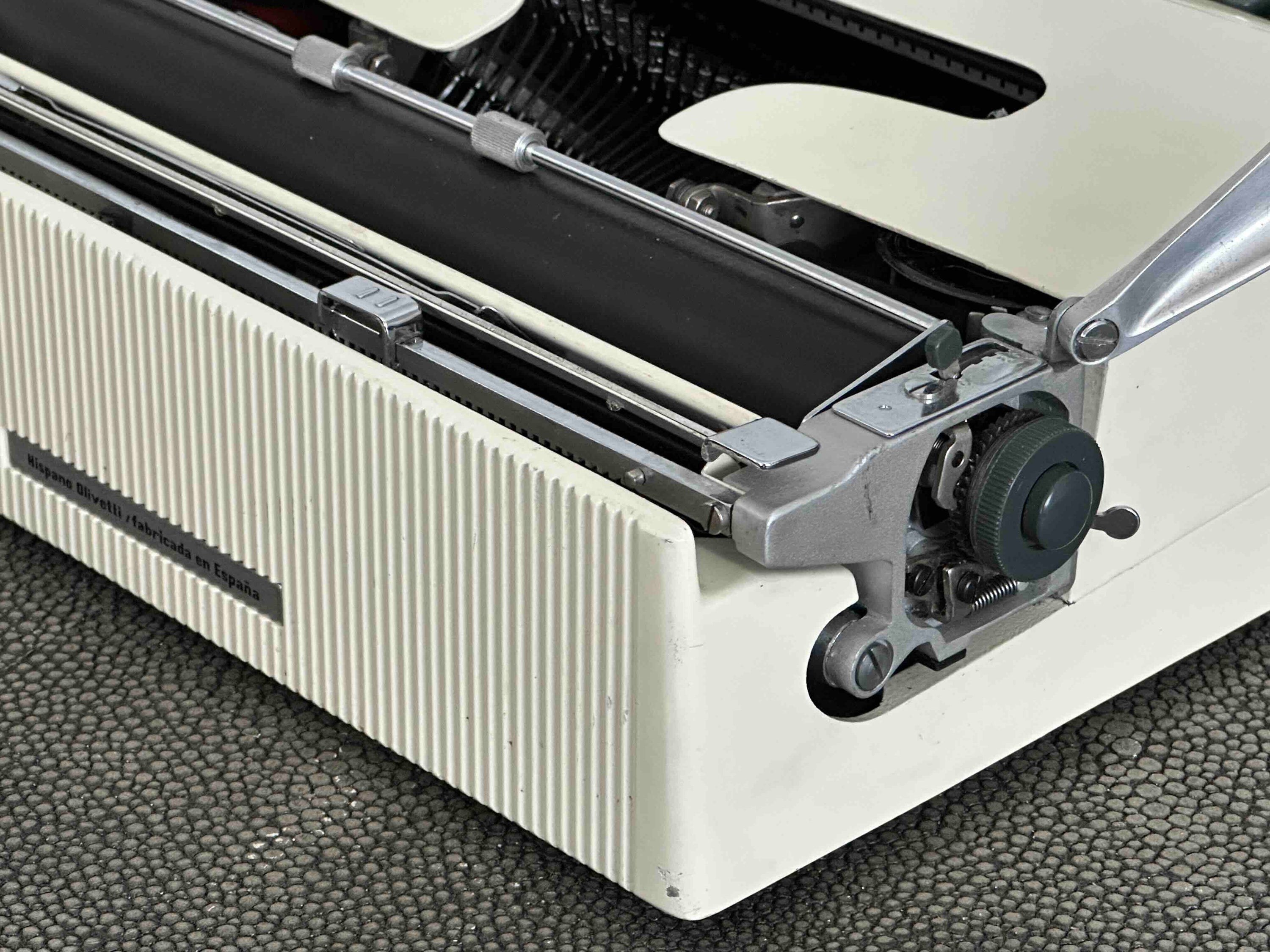 Olivetti Pluma 22 / Lettera 22 Typewriter with Qwerty Layout, Cream, 1960s, Fully Functional